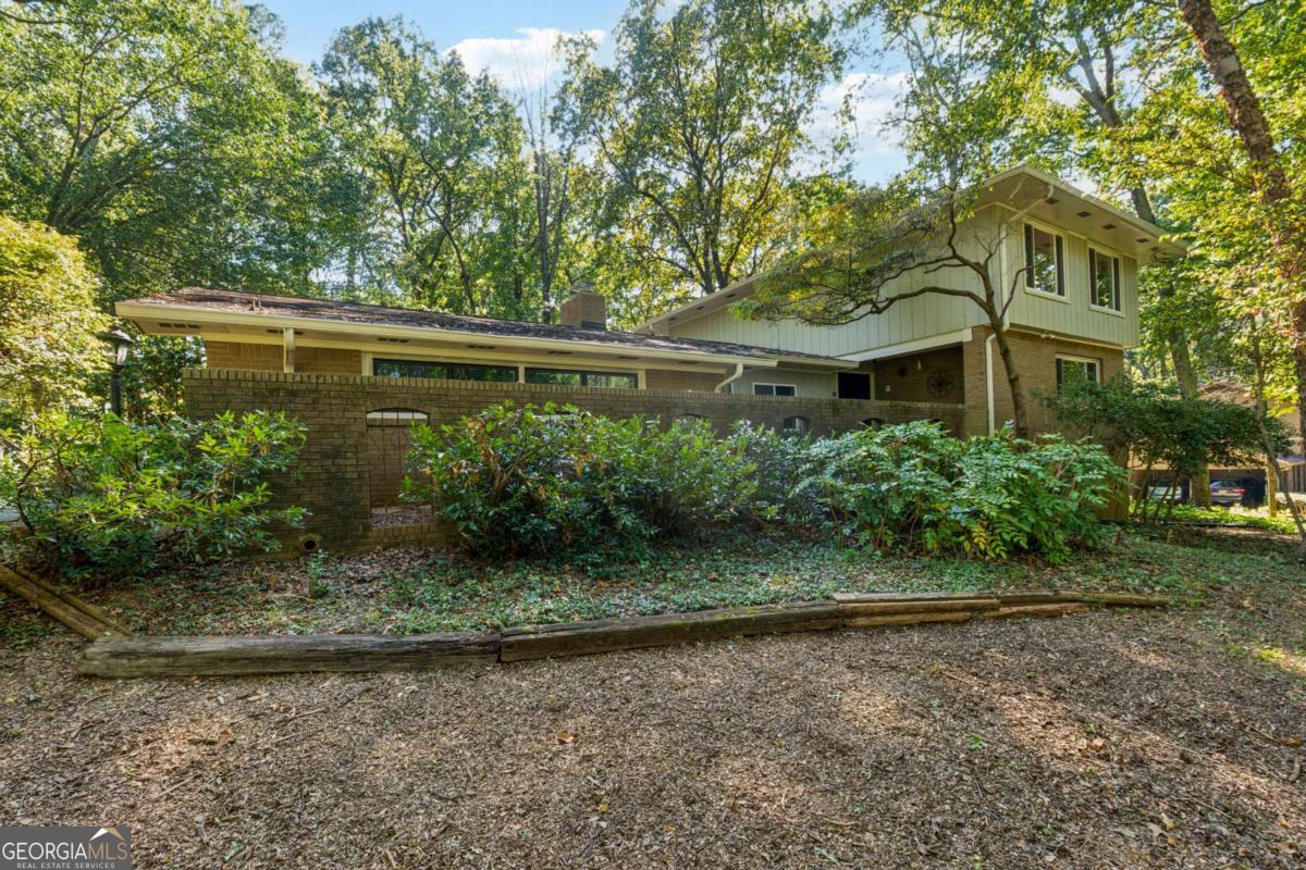221 Shady LN SW