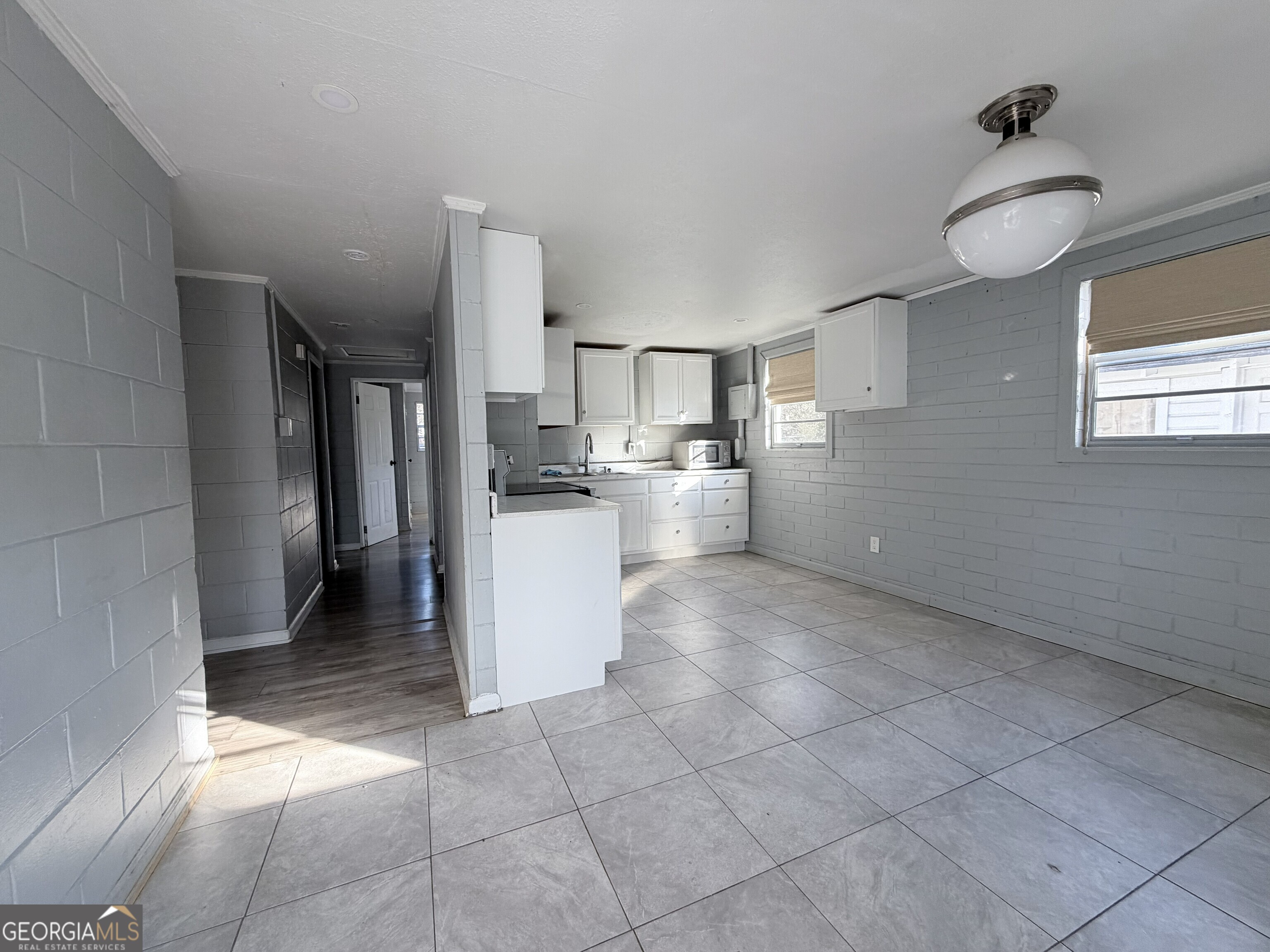 1308 E Roosevelt AVE