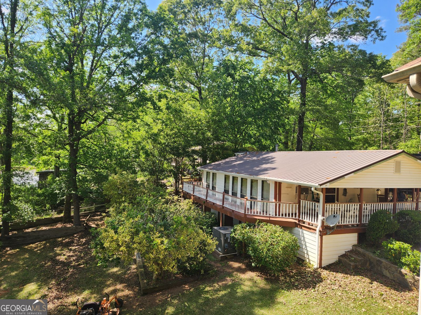 Lake Life. This 2/1 has a great view of High Falls Lake. This home is ready for you to come make it your own. Summer is right around the corner and this property offers plenty of options.
