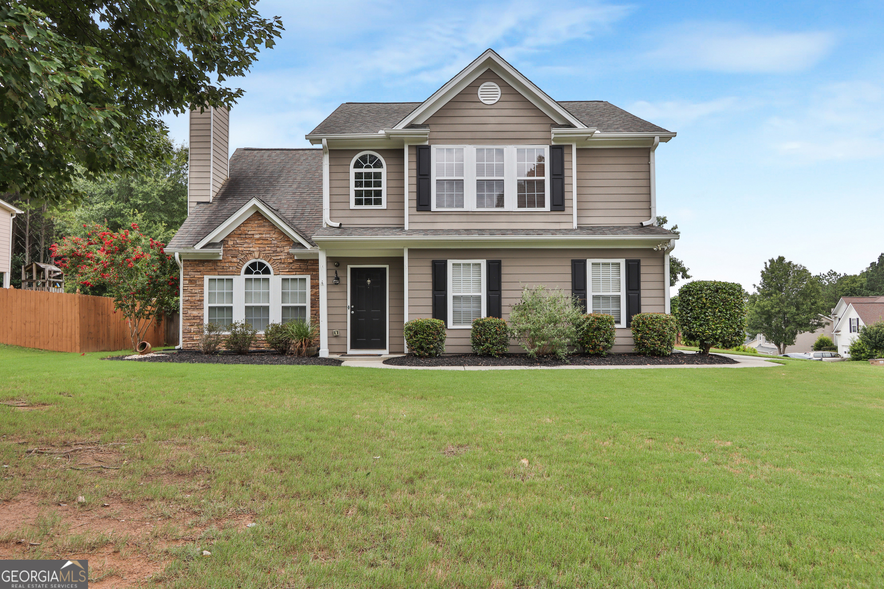 Vacant Suwanee family home in North Gwinnett cluster! This two story beauty is ready to move in to. The perfect home for you and your family with a beautiful lush lawn, fenced and level corner lot. Inside, you won't be disappointed by the good sized rooms, throughout. Most windows have been replaced, recent hot water heater.