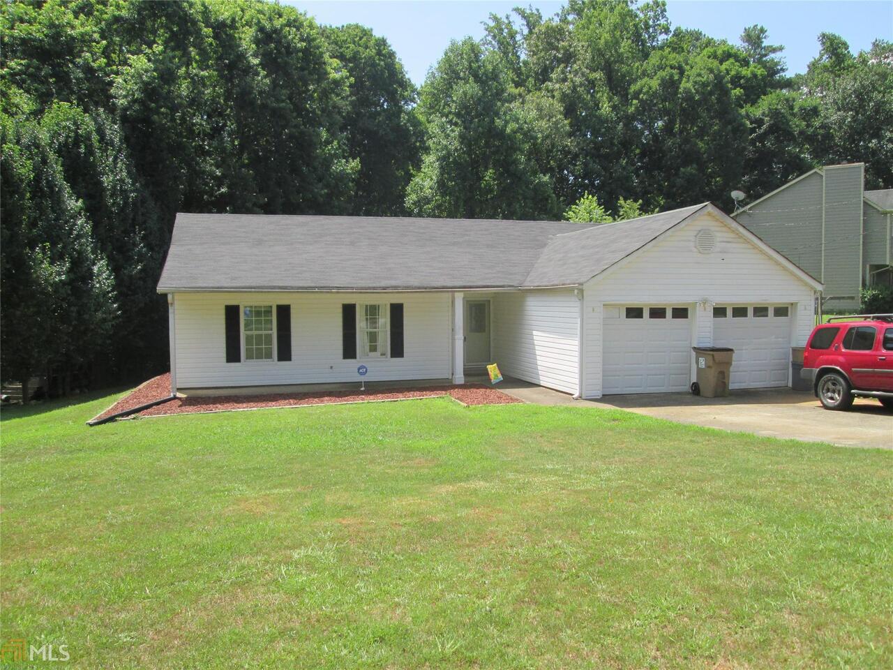 stepless ranch on very nice lot in sought after area of Woodstock. Door leading off master bedroom leading to large deck overlooking private backyard. Very nice sunroom with door leading to deck overlooking private backyard. Fenced lot perfect for kids and pets.