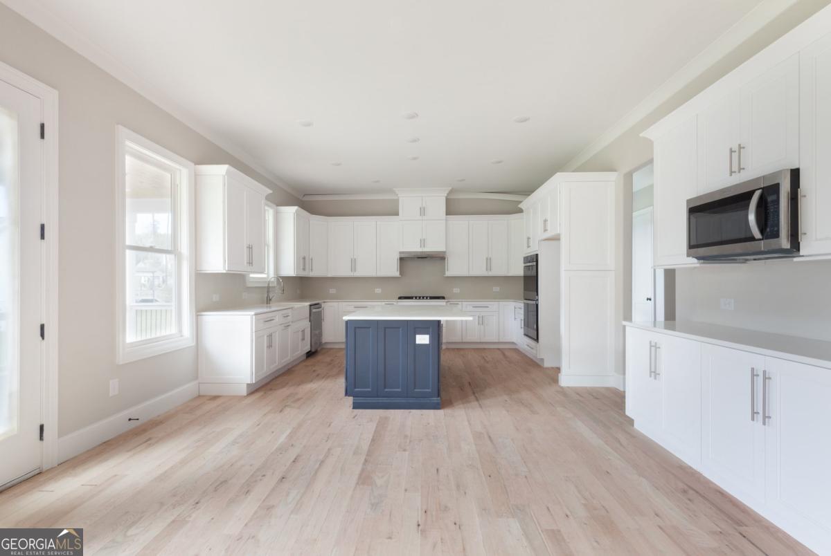 1077 Sweet Mia LN