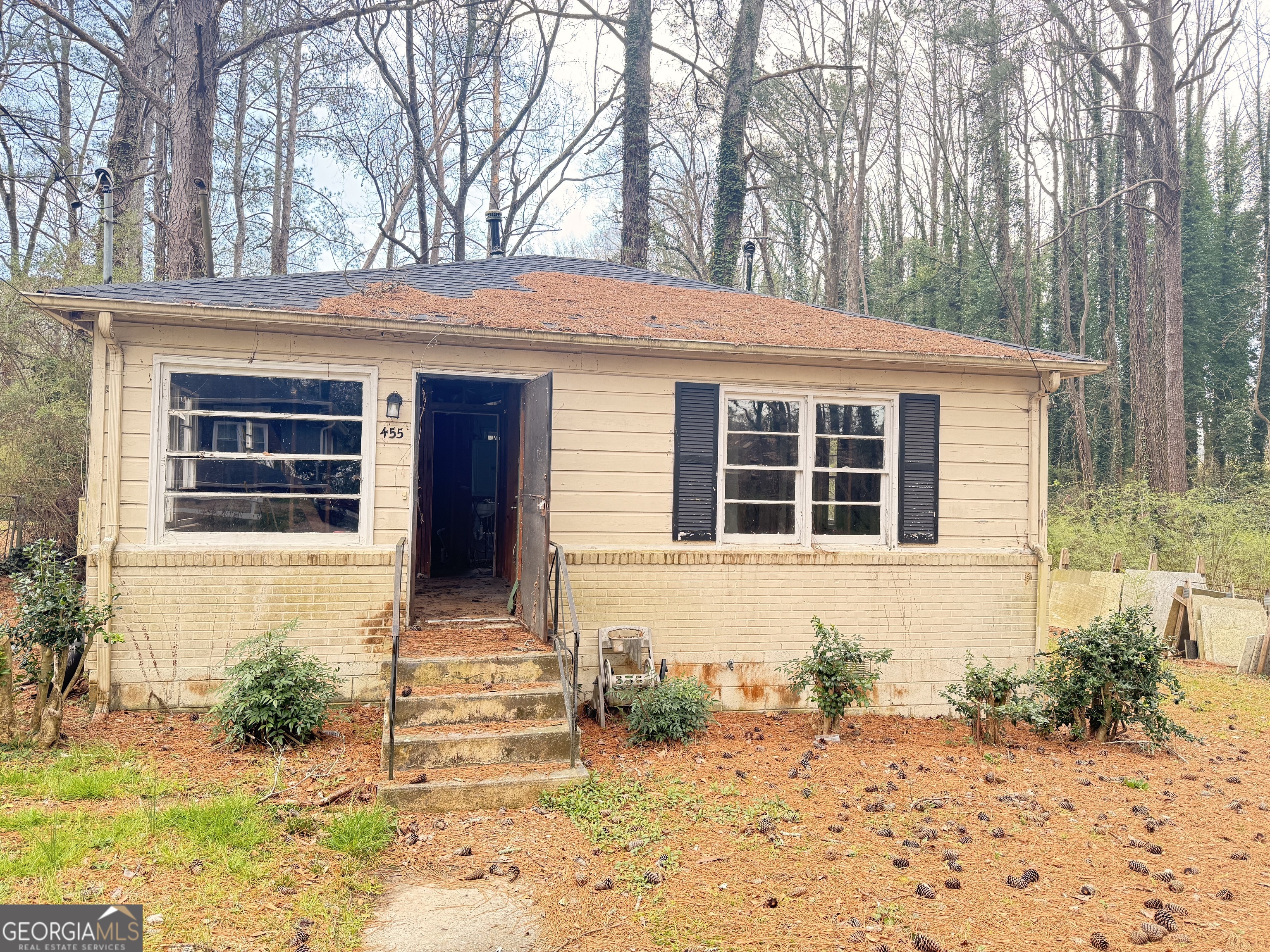 Prime Fixer-Upper or New Build Opportunity in Center Hill! Don't miss this 2-bedroom, 1-bath home in the heart of Atlanta's rapidly growing Center Hill community. Whether you're looking to renovate and expand the existing home or tear down and build new construction, this property offers endless potential. Sitting on a generous lot with room to grow, the home provides a solid footprint for adding square footage, creating an open-concept layout, or reimagining as a larger modern residence. For developers, the lot is ideal for new construction in an area seeing strong revitalization. Highlights: 2 bed / 1 bath fixer-upper Large lot with expansion potential Renovate, expand, or rebuild new construction Minutes to the BeltLine, Westside Park, Mercedes-Benz Stadium, downtown Atlanta, and major highways Surrounded by new builds and renovated homes Center Hill is one of Atlanta's fastest-transforming neighborhoods, making this a perfect opportunity for investors, builders, or buyers with vision. Sold As-Is. Cash or rehab financing only.
