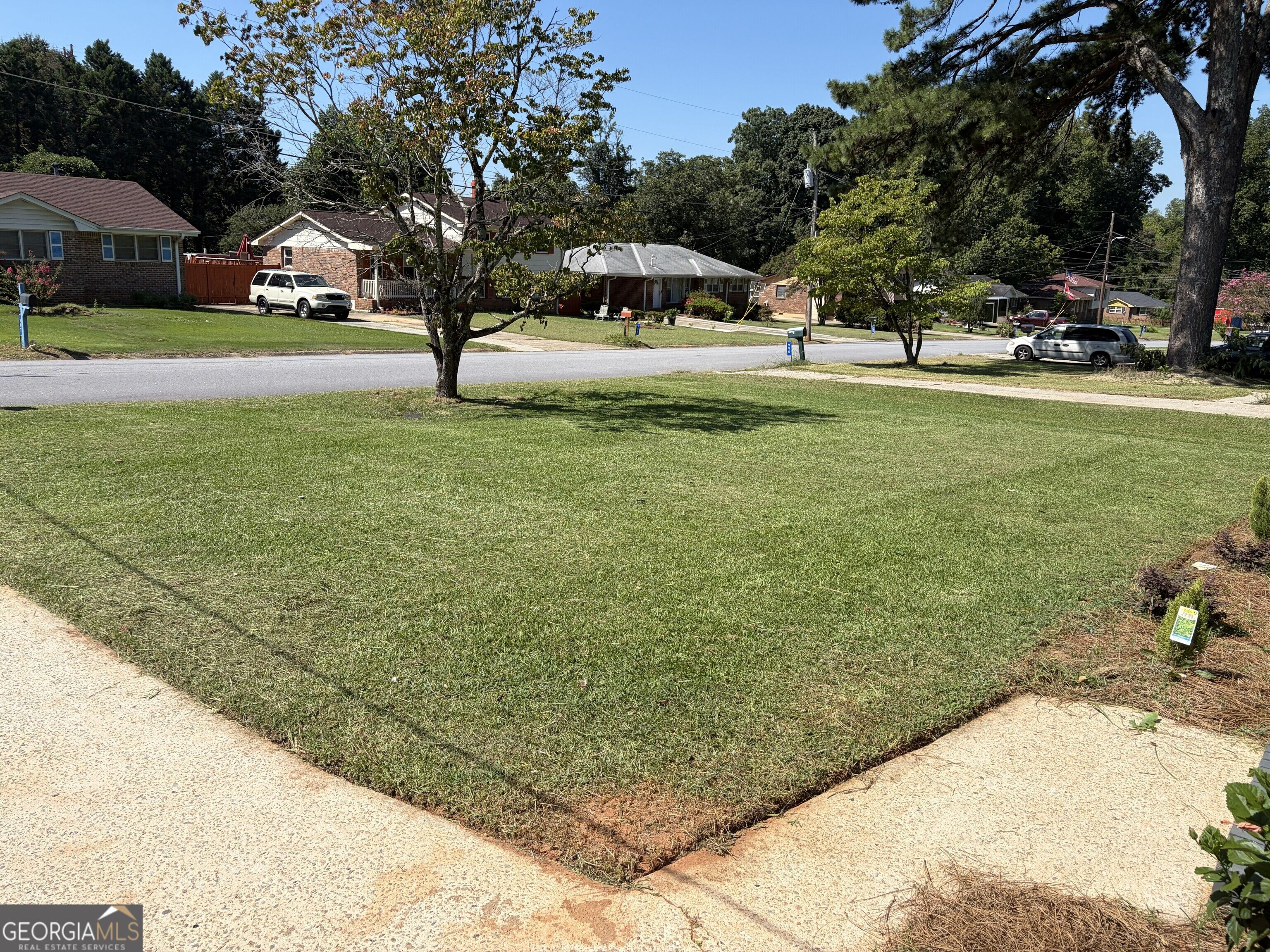 996 School LN
