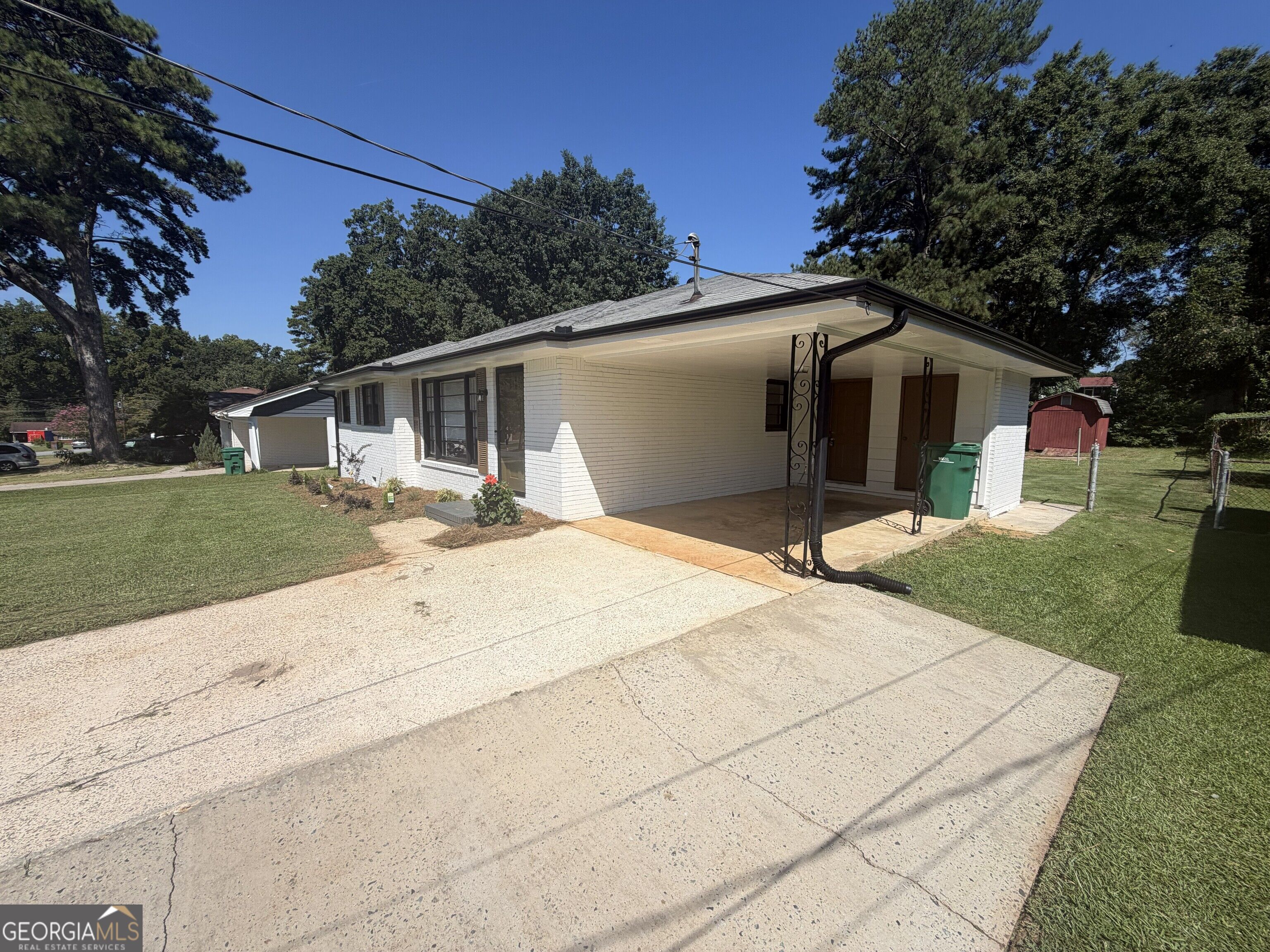 996 School LN