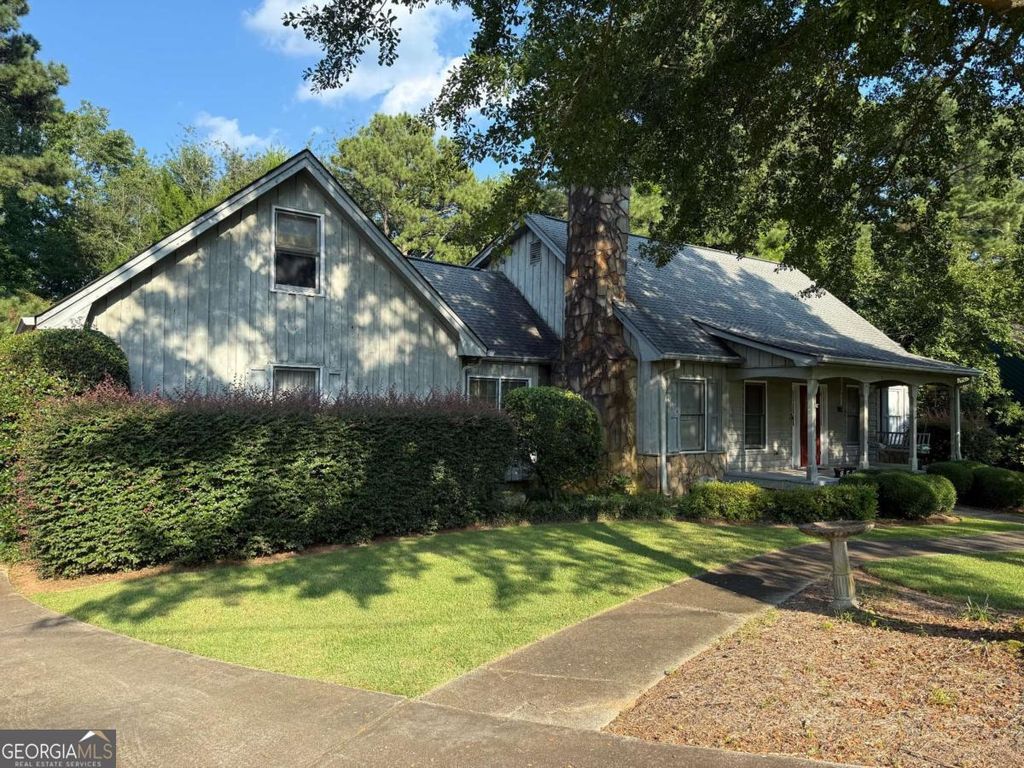 Photo of 958 Sweet Briar Trail SE, Conyers, GA 30094 (MLS # 10704610)