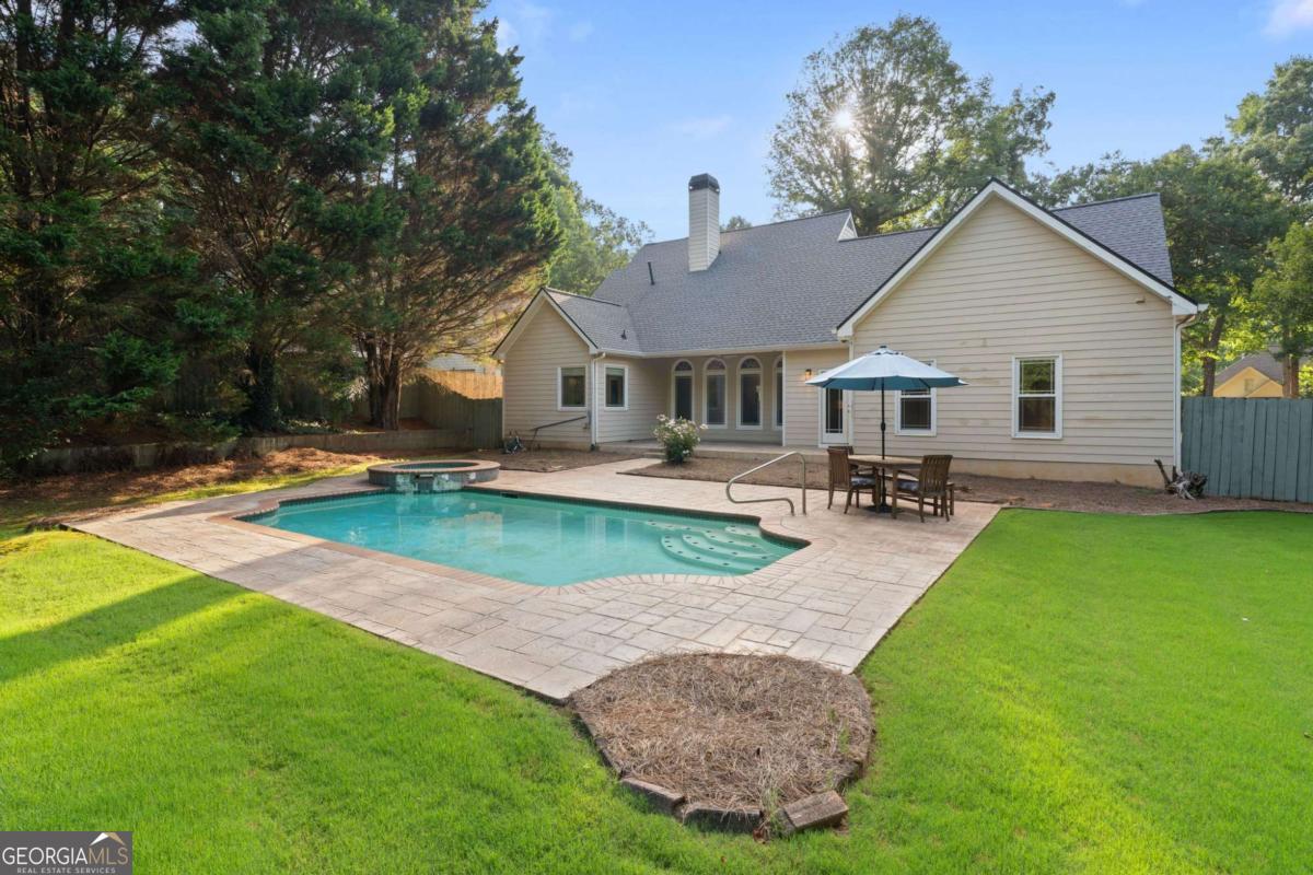 802 Lakeglen DR