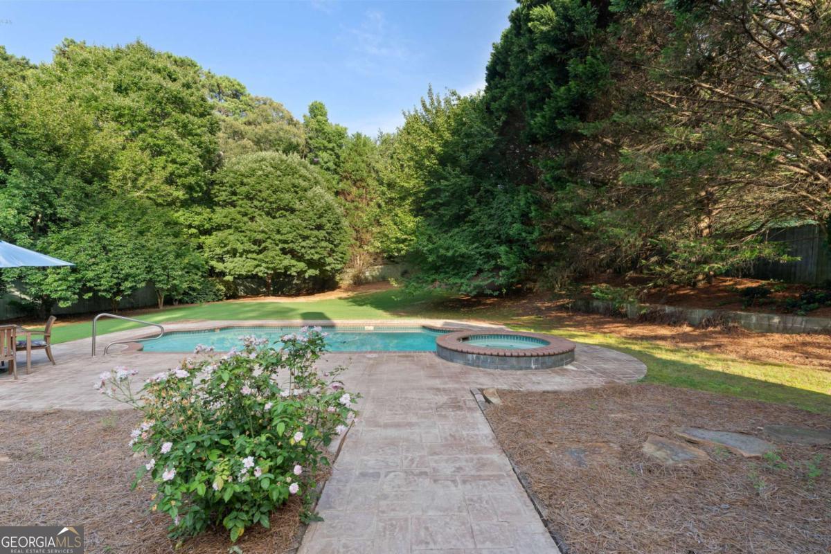802 Lakeglen DR