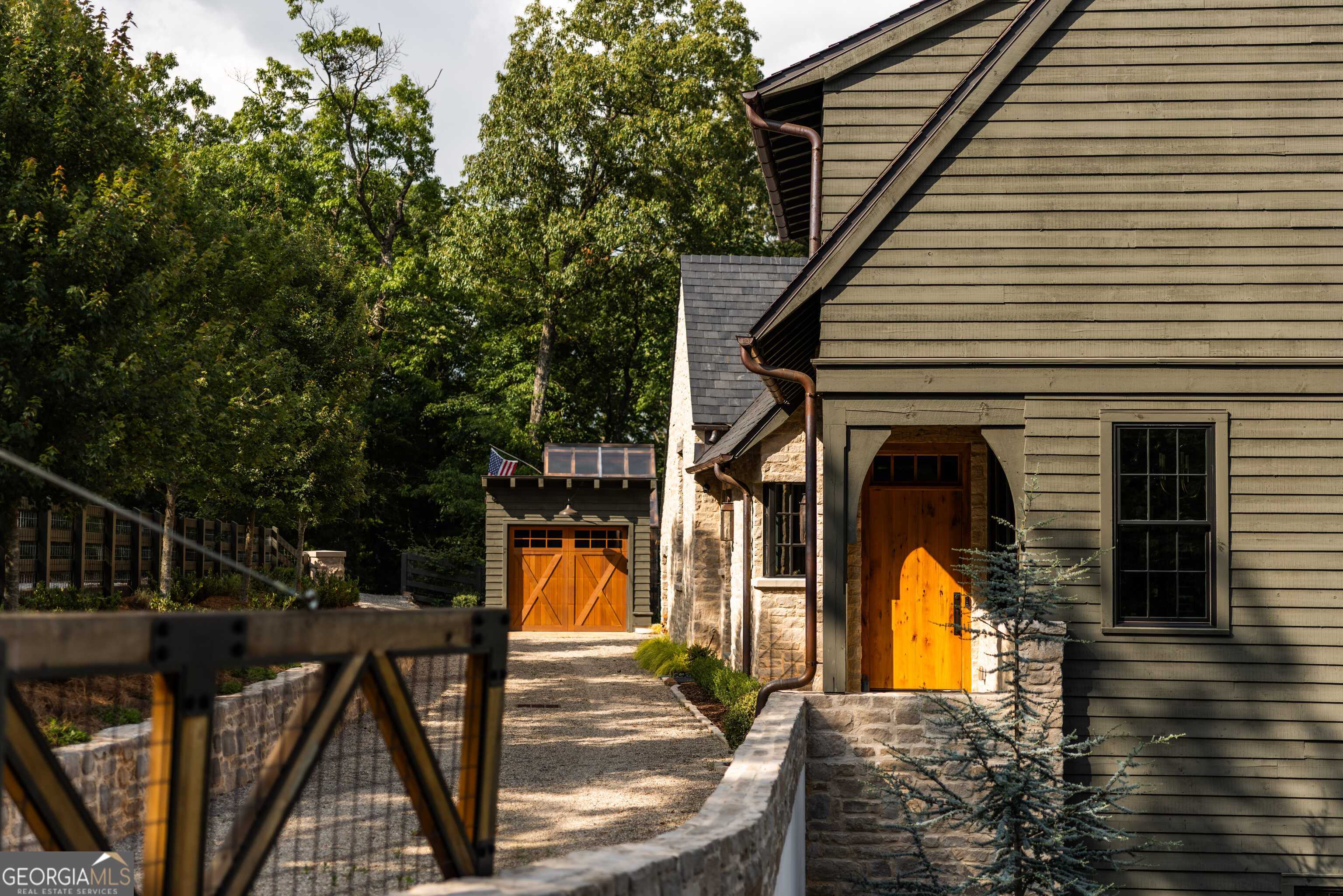 814 Summit RDG