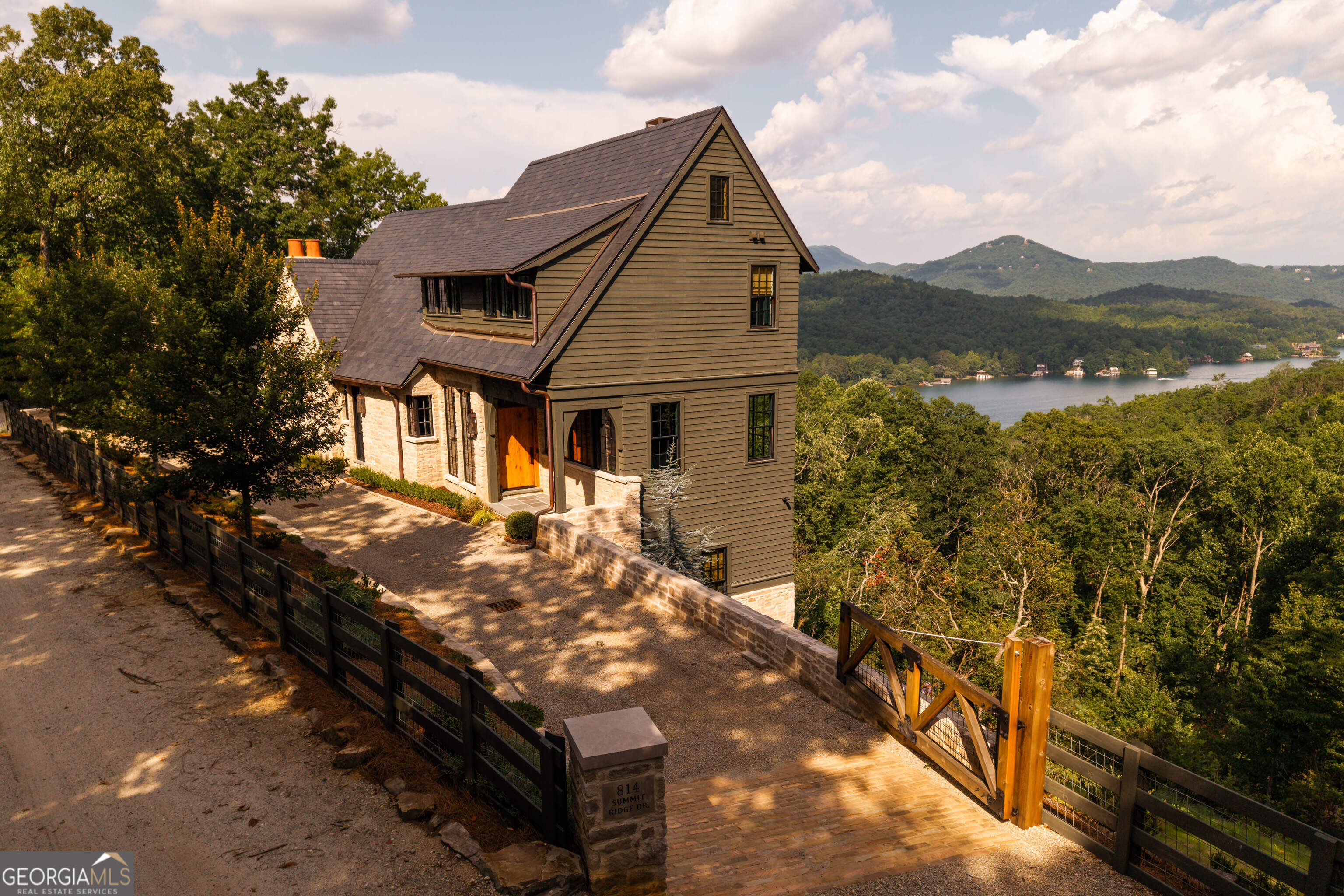 814 Summit RDG