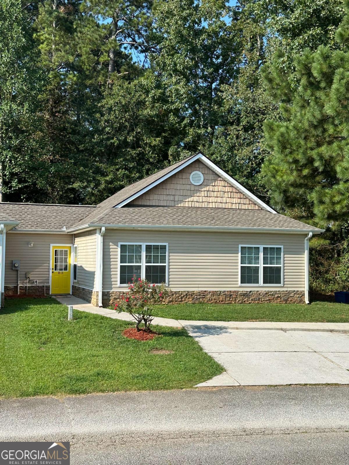 One level flat and the end unit located in the City of Carrollton. New roof installed this year. Three bedrooms and two bath with a open kitchen/dining area open to the living room. The property is total electric, city water/sewer in the City of Carrollton. The unit does have a covered rear porch and a small side yard with privacy. No HOA! Located on the north side of Carrollton between North Park St and Hwy 113.