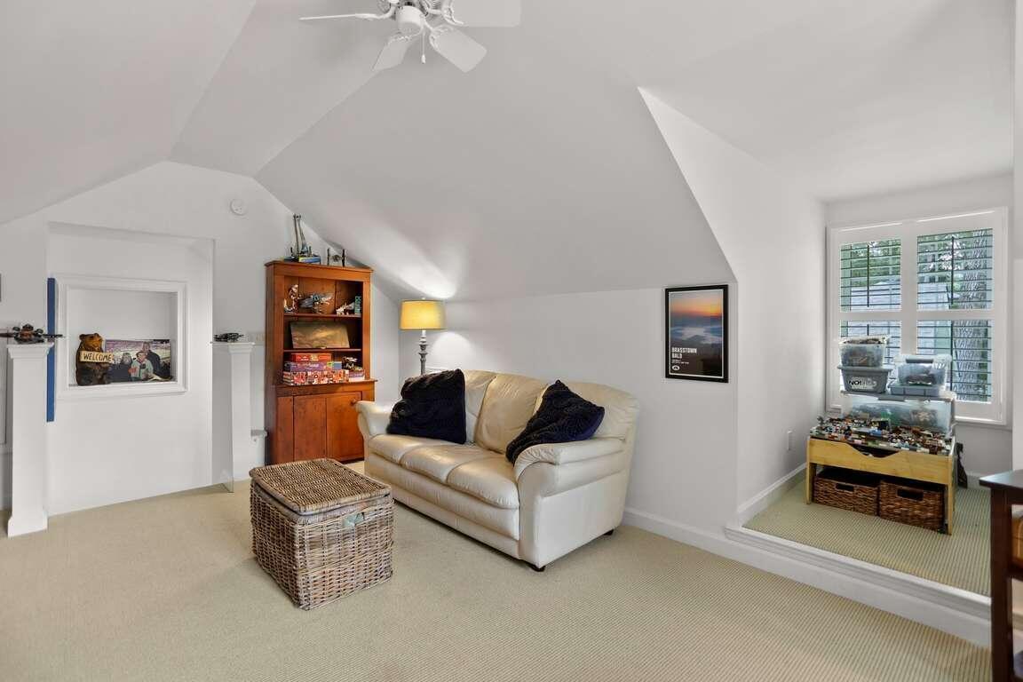 Photo 65 of 88 of 122 Woodline DR house