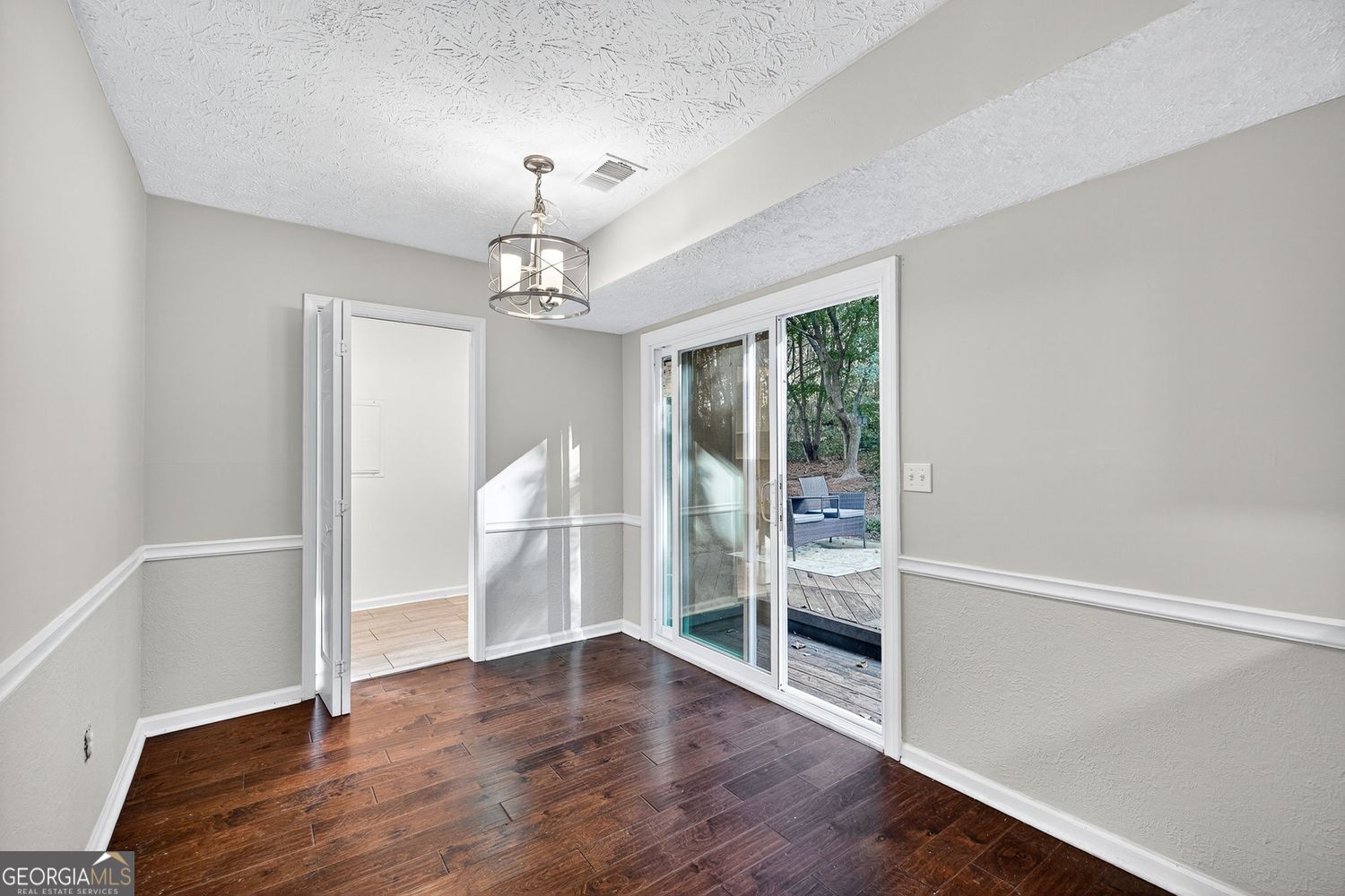 Marietta, Georgia 30066, United States, 3 Bedrooms Bedrooms, ,3 BathroomsBathrooms,Residential,Active,221595