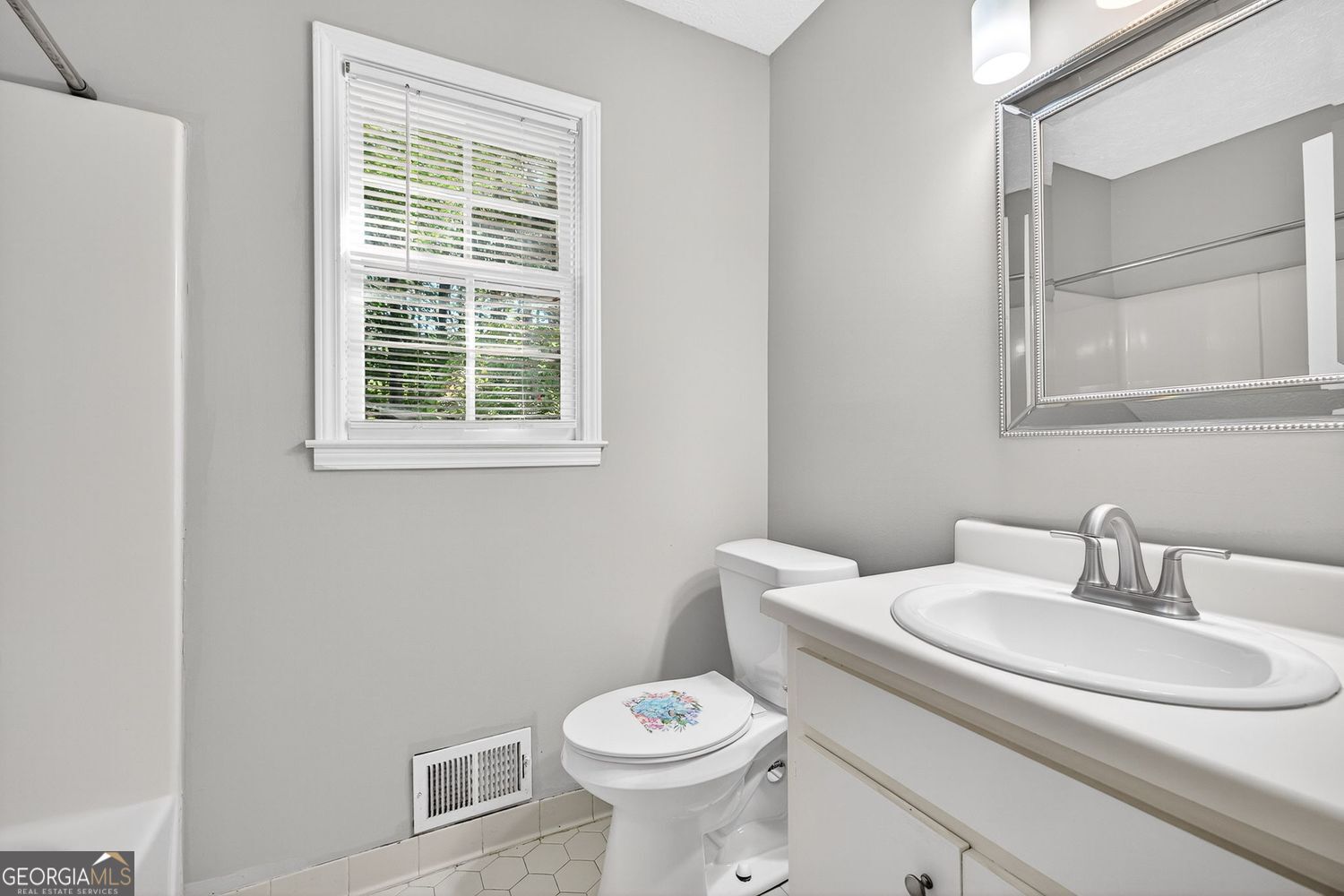 Marietta, Georgia 30066, United States, 3 Bedrooms Bedrooms, ,3 BathroomsBathrooms,Residential,Active,221595