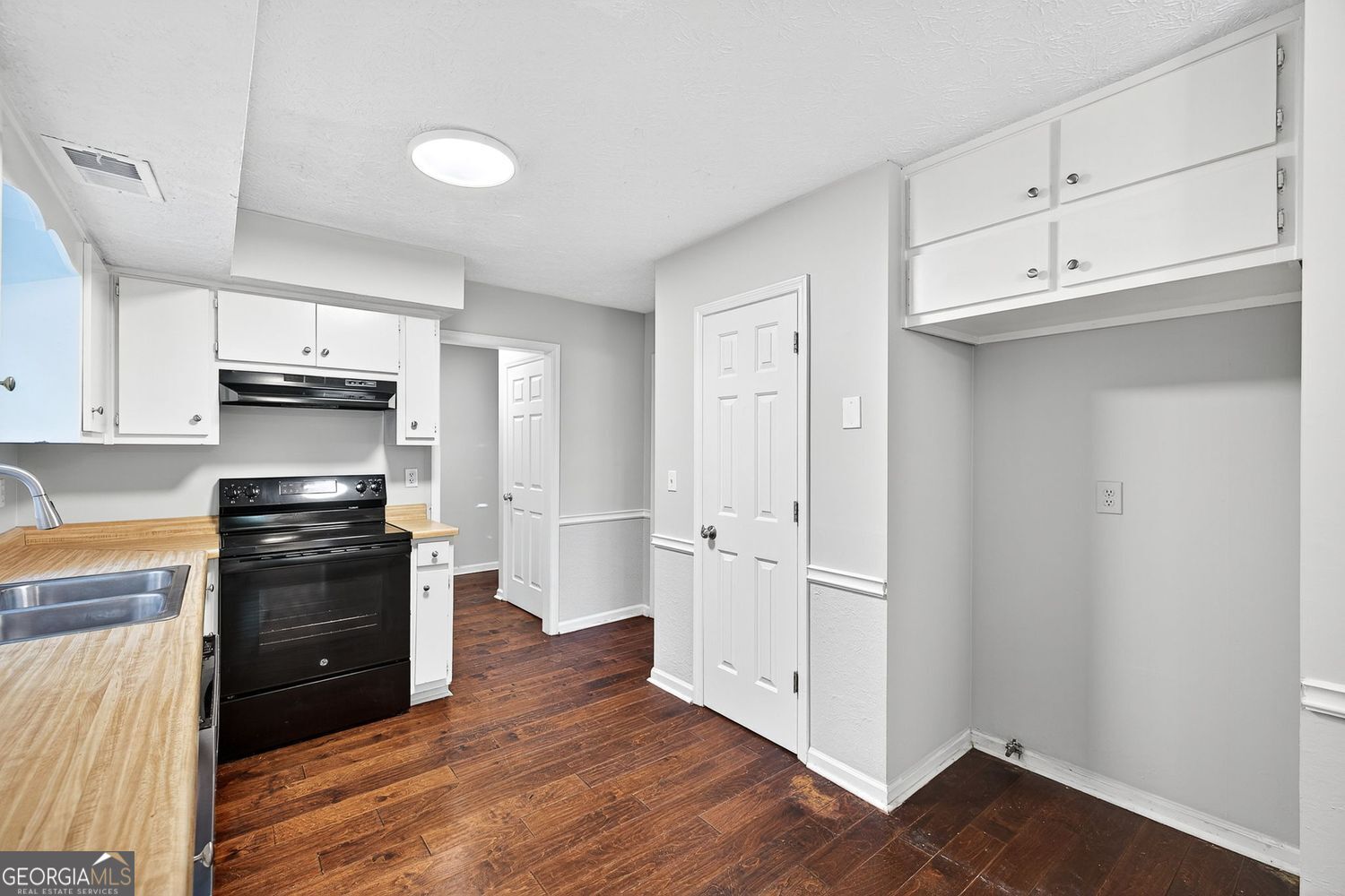 Marietta, Georgia 30066, United States, 3 Bedrooms Bedrooms, ,3 BathroomsBathrooms,Residential,Active,221595