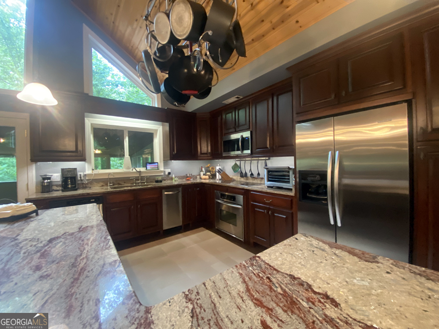 25 Greenwood LN