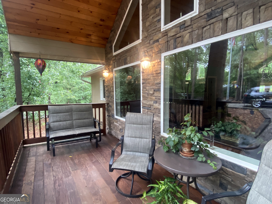 25 Greenwood LN