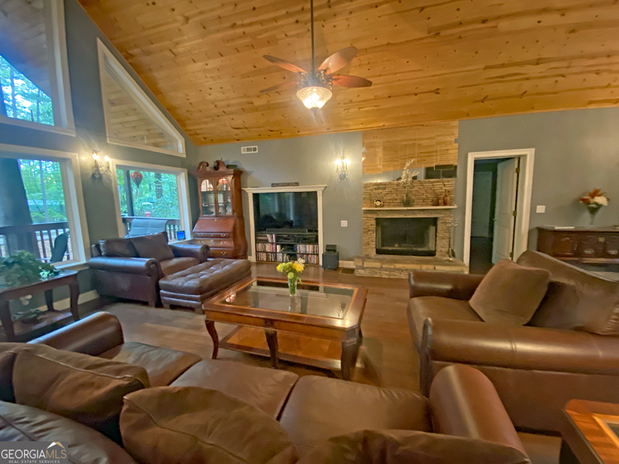 25 Greenwood LN