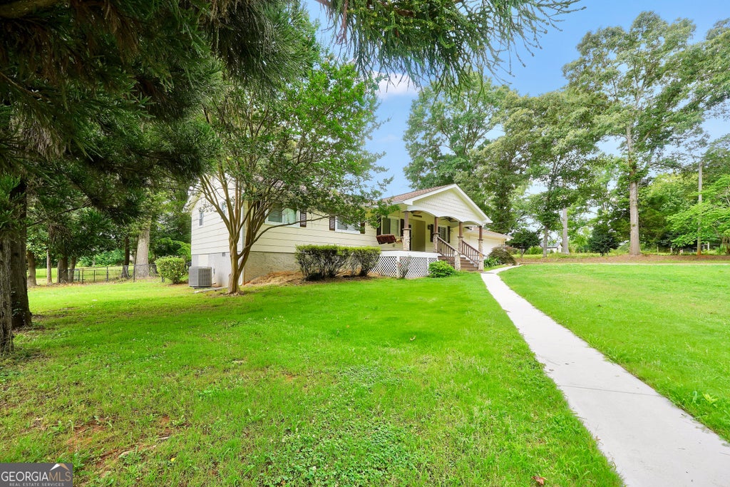 Photo of 122 E Knight Road, McDonough, GA 30252 (MLS # 10793908)