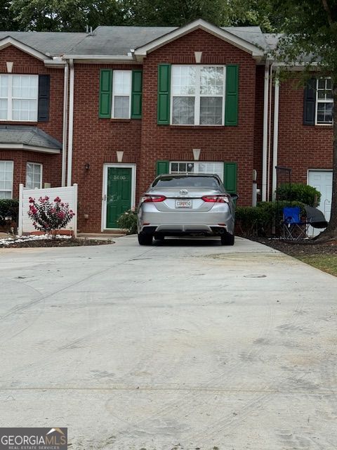 recently updated with new carpet and laminate flooring. New interior paint. New driveway. Well maintained neighbourhood close to schools, shopping and public Transport.