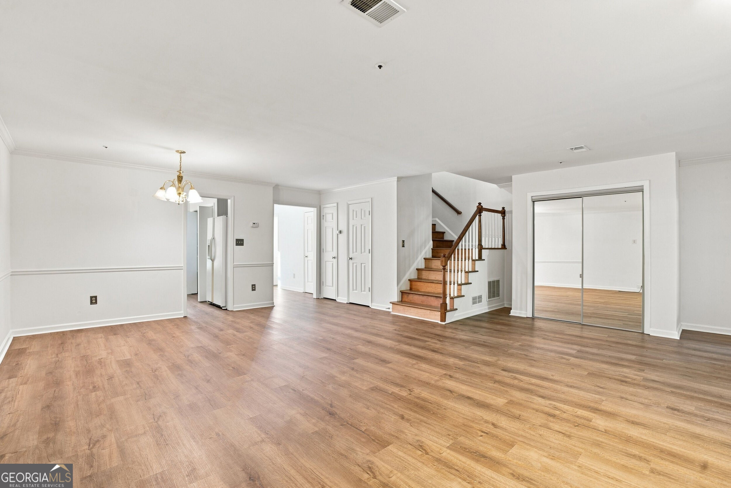 599 Saint James WALK SE