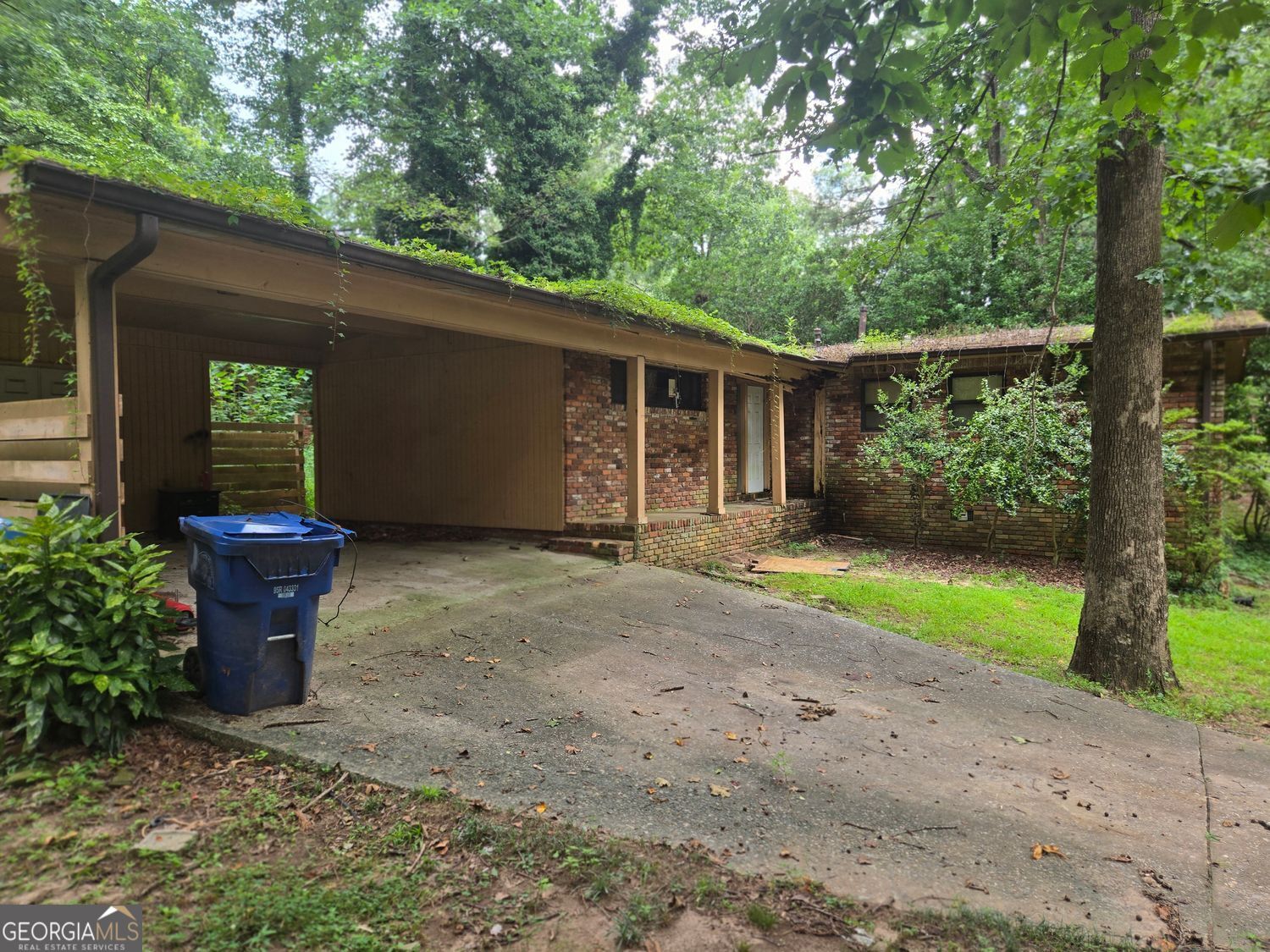 Great Southeast Atlanta Location near Brownsmill Golf Course. Older home in a nice neighborhood where lots of renovations are being done. This one may require a full rehab. Brick home with a two car carport and corner lot. Please enter with CAUTION!!! No electricity so show during day light hours. Property being sold "as is" "where is" with all faults. Again use caution upon entering and showing! No Blind Offers!