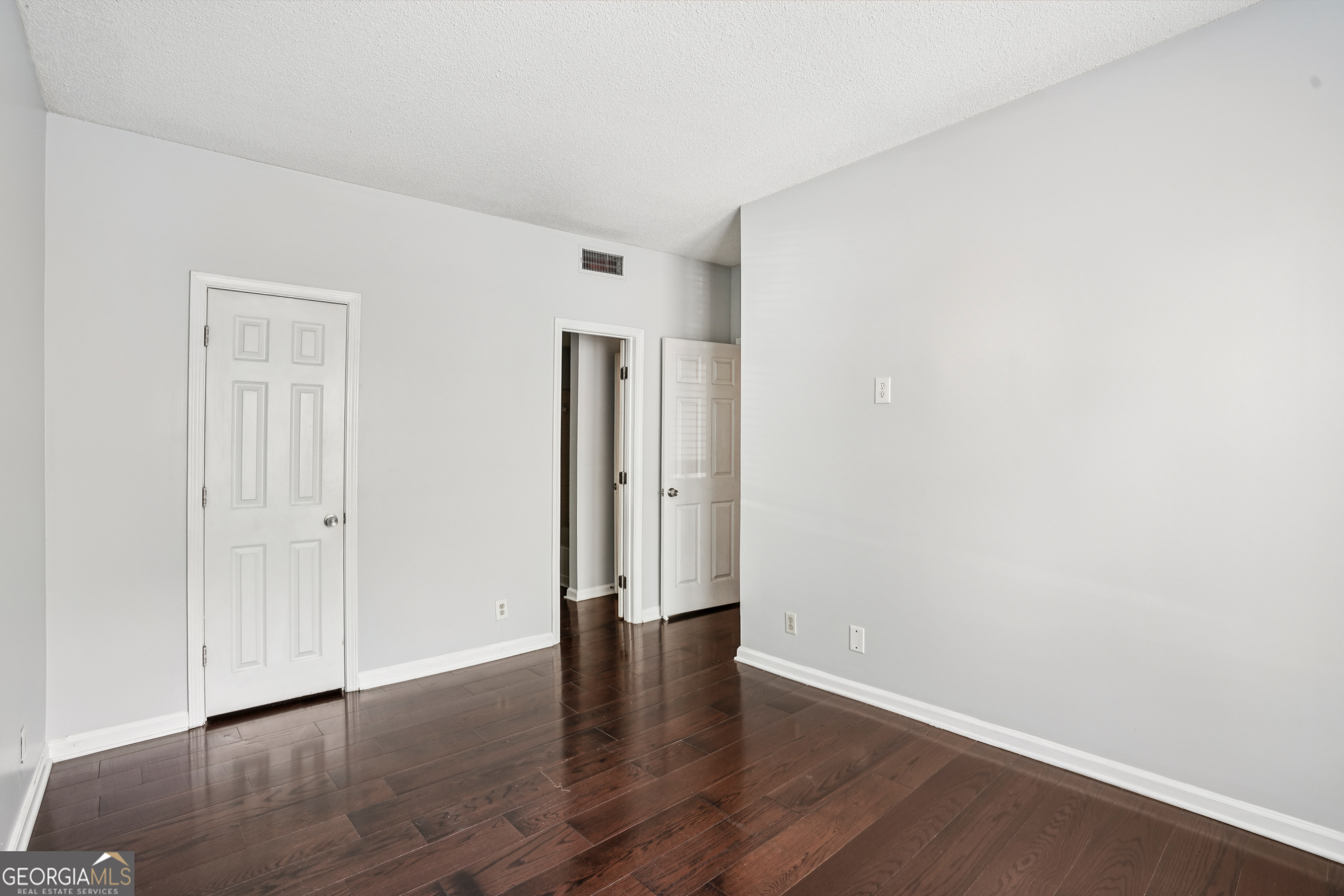 END UNIT IN SMALL QUAINT COMMUNITY, NEWER PAINT, NEUTRAL COLORS, TILE IN KITCHEN & BATHS. 2-STORY FAMILY ROOM W/FIREPLACE. DINING W/BAY WINDOW, LAUNDRY & ONE CAR GARAGE. WALK TO COMMUNITY POOL. AWESOME LOCATION NEAR I-75 & I-285. RENT INCLUDES WATER, SEWER & TRASH PICK UP TWICE A WEEK.