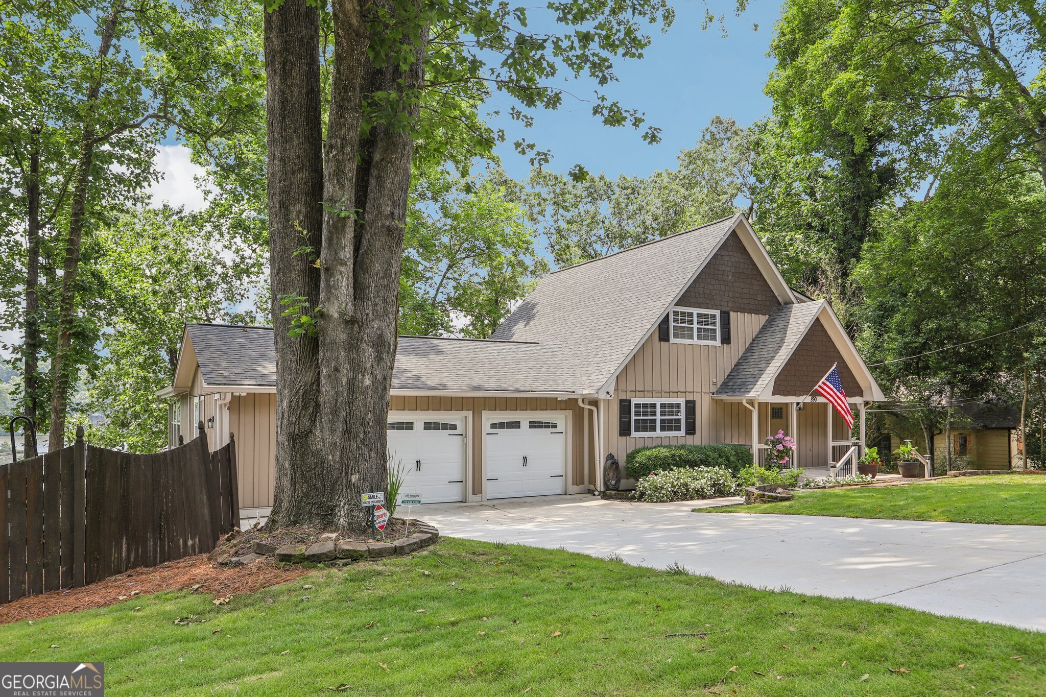 890 Lake DR