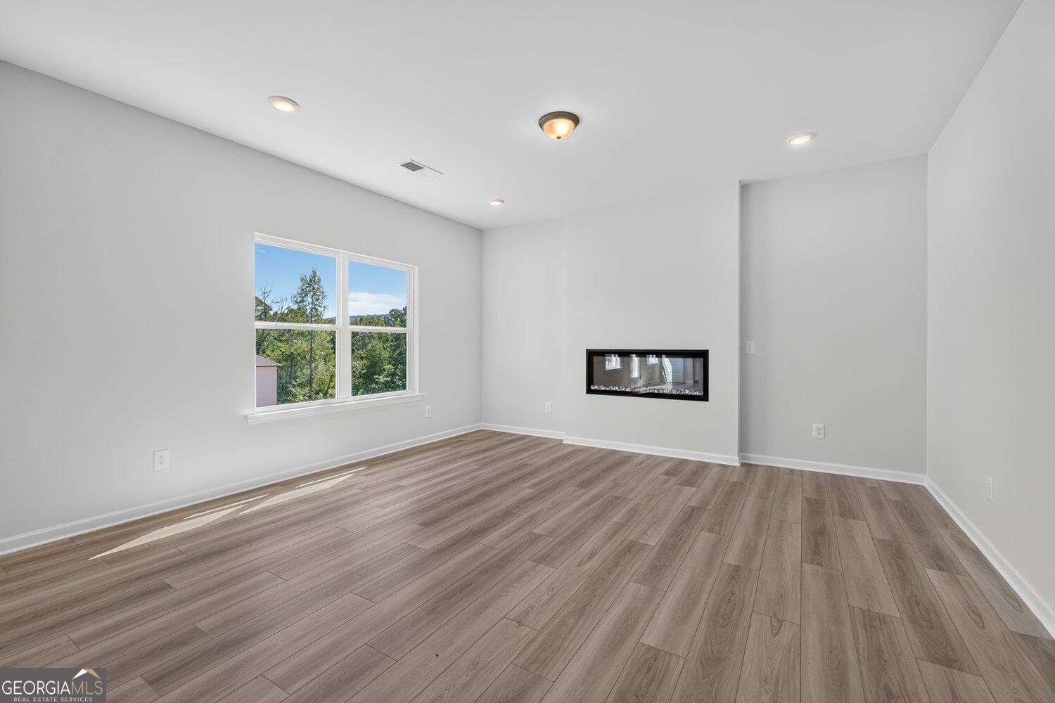 11 Navarre CIR