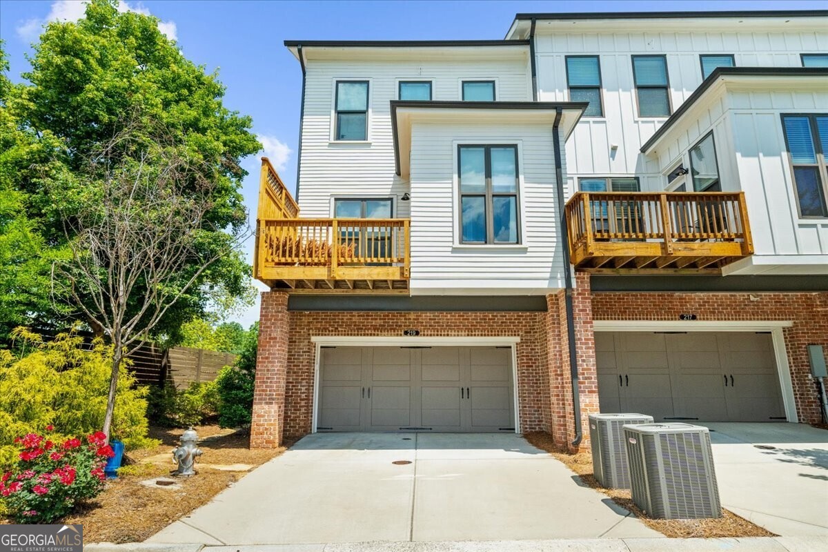 219 Phillips LN