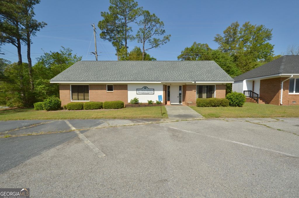Photo of 816 Professional Center Dr, Eastman, GA 31023 (MLS # 10732184)