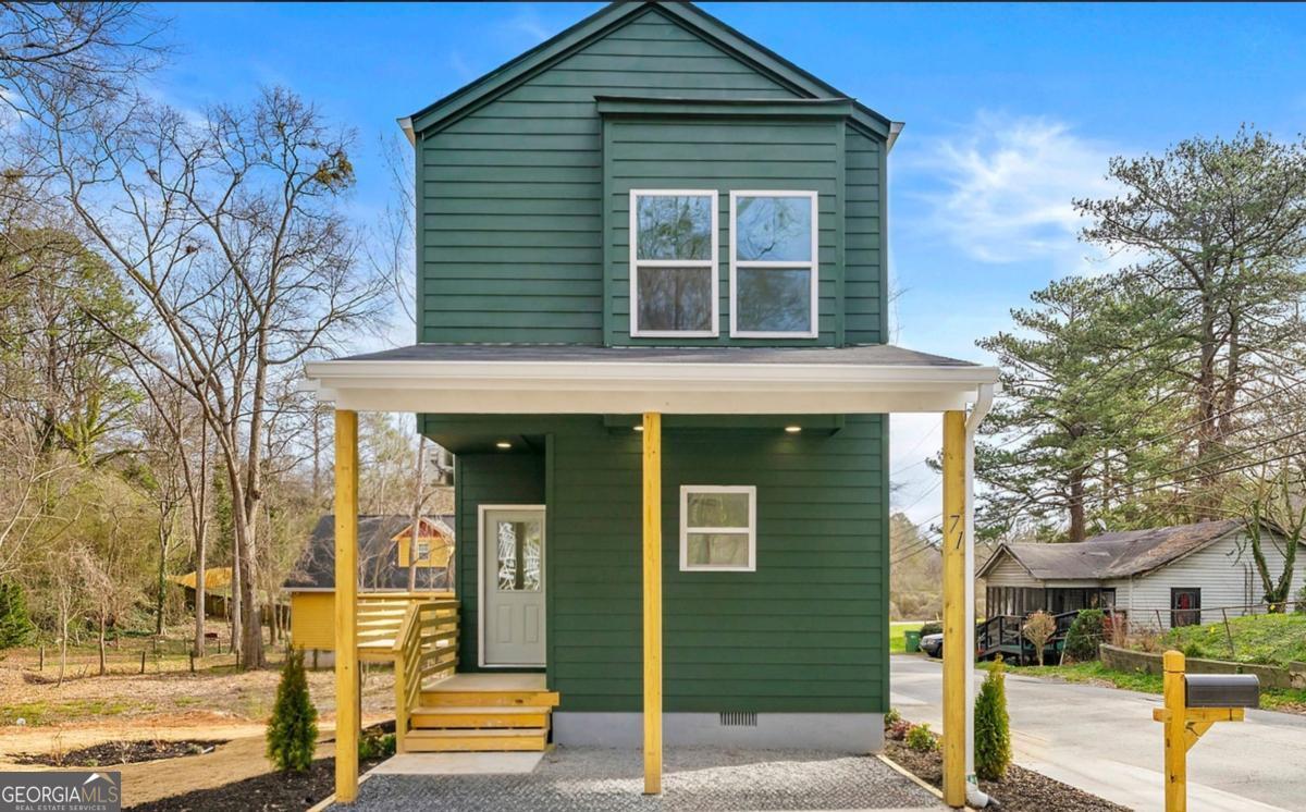 For Lease: 2 Bed, 1.5 Bath Home | 1096 Wedgewood Dr NW, Atlanta, GA This well-designed 2 bedroom, 1.5 bathroom home offers a perfect blend of modern finishes, efficient living, and convenience, located in the heart of Atlanta's vibrant Westside in the Carey Park neighborhood. Step inside to an open-concept living and dining area that flows into a contemporary kitchen featuring stainless steel appliances and stylish finishes. Upstairs, you'll find two spacious bedrooms and a full bathroom, while the main level includes a convenient half bath for guests. The home is complete with luxury vinyl plank flooring throughout, in-unit washer and dryer, an energy-efficient mini-split HVAC system and off-street parking! Situated in Carey Park, just minutes from Westside Park, the Atlanta BeltLine, The Works, and other major Westside attractions. Enjoy easy access to Midtown, Downtown, and Hartsfield-Jackson Airport.