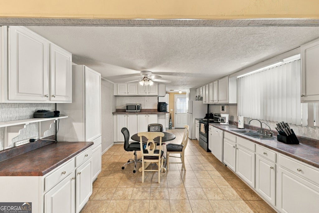 Photo of 436 CHATEAU VILLAGE Drive, MARTIN, GA 30557 (MLS # 10878941)