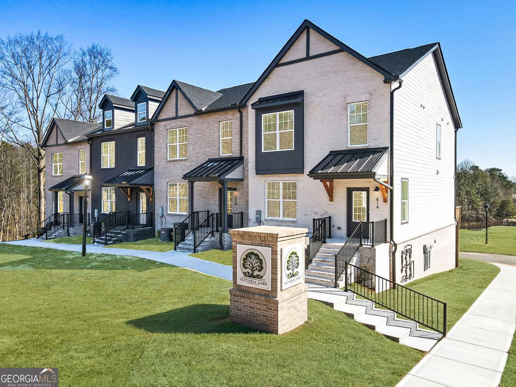 Photo of 624 Oakleaf Grove Lane, Sugar Hill, GA 30518 (MLS # 10728795)