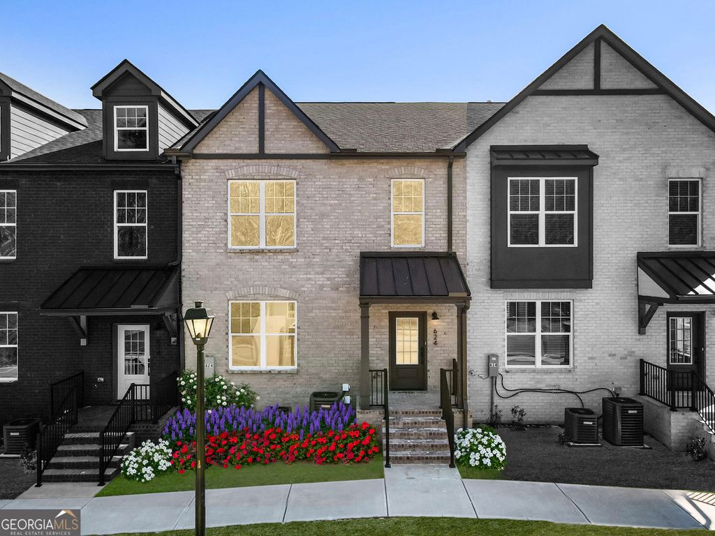 Photo of 624 Oakleaf Grove Lane, Sugar Hill, GA 30518 (MLS # 10728795)