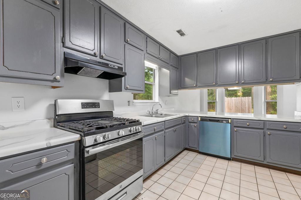 Photo of 1328 Foxvale Drive, Hampton, GA 30228 (MLS # 10758389)
