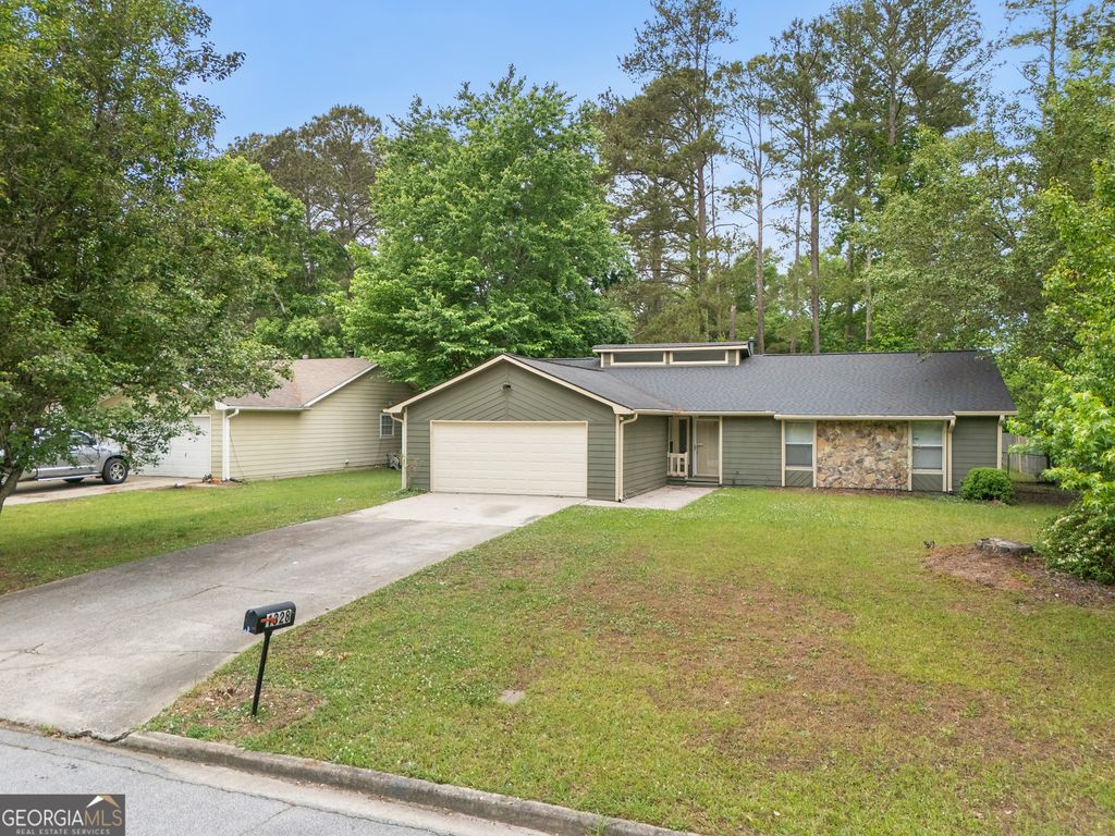 Photo of 1328 Foxvale Drive, Hampton, GA 30228 (MLS # 10758389)