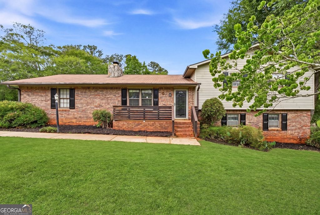 Photo of 6 Bittersweet Lane, Newnan, GA 30263 (MLS # 10770490)