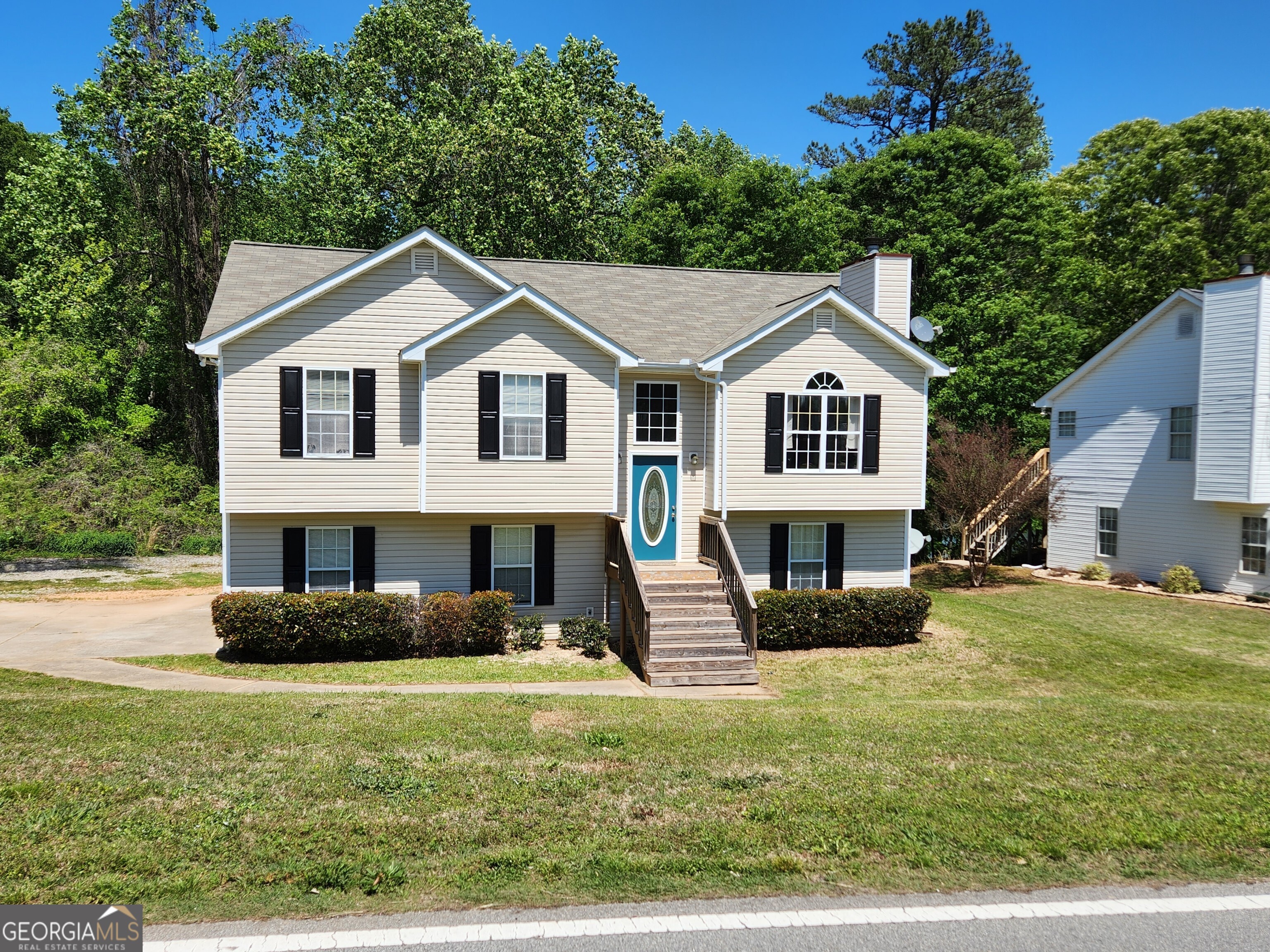 Wonderful lakeside residence featuring a private single-slip dock, ideally located near Northeast Georgia Medical Center, the Lake Lanier Olympic Rowing Venue and park, premier shopping, and fine dining. Zoned for the highly regarded North Hall Schools. This home has been freshly painted and new carpet making it move-in ready. Enjoy the rare opportunity to reside on the lake while remaining within easy reach of city conveniences. A gentle stroll leads to the water's edge, where the serene cove offers the perfect setting for kayaking, fishing, and small power boating. Now available. Pets under 30 lbs considered upon approval.