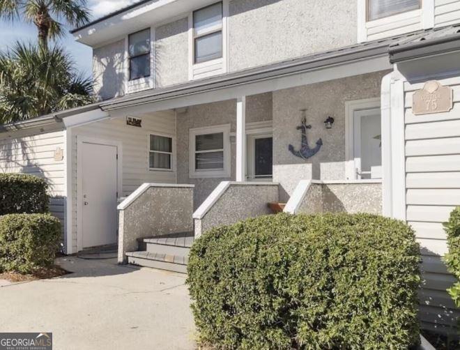 *This property is on the vacation rental list. Must request showing in advance to allow schedule. * This 2 bedroom,1.5 bathroom offers a spacious layout. The master bedroom has high vaulted ceilings. Step outside and experience the vibrant community, with an array of shopping, dining, and recreational options just a short stroll away. Whether you're indulging in a leisurely walk or enjoying the scenic views of nearby parks, this prime location offers a perfect blend of convenience and lifestyle. Don't miss the opportunity to make this charming condo your new home. Call or text Melvin "Charles" Tapley for more details (912) 245-0230