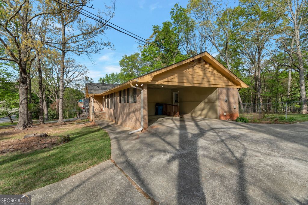 Photo of 574 Horseshoe Circle SW, Lilburn, GA 30047 (MLS # 10724670)