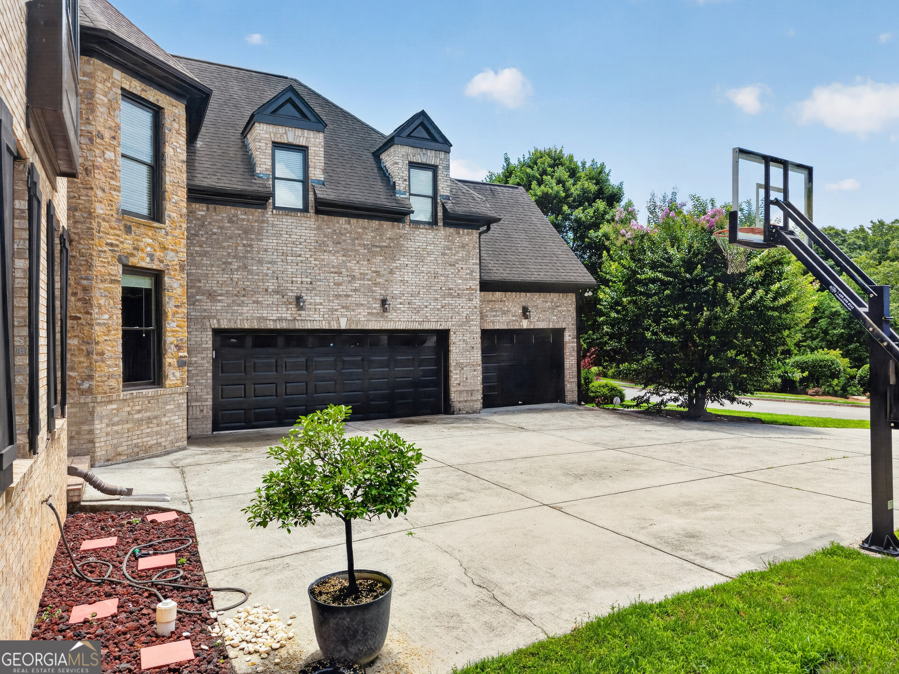 585 Settles Brook CT