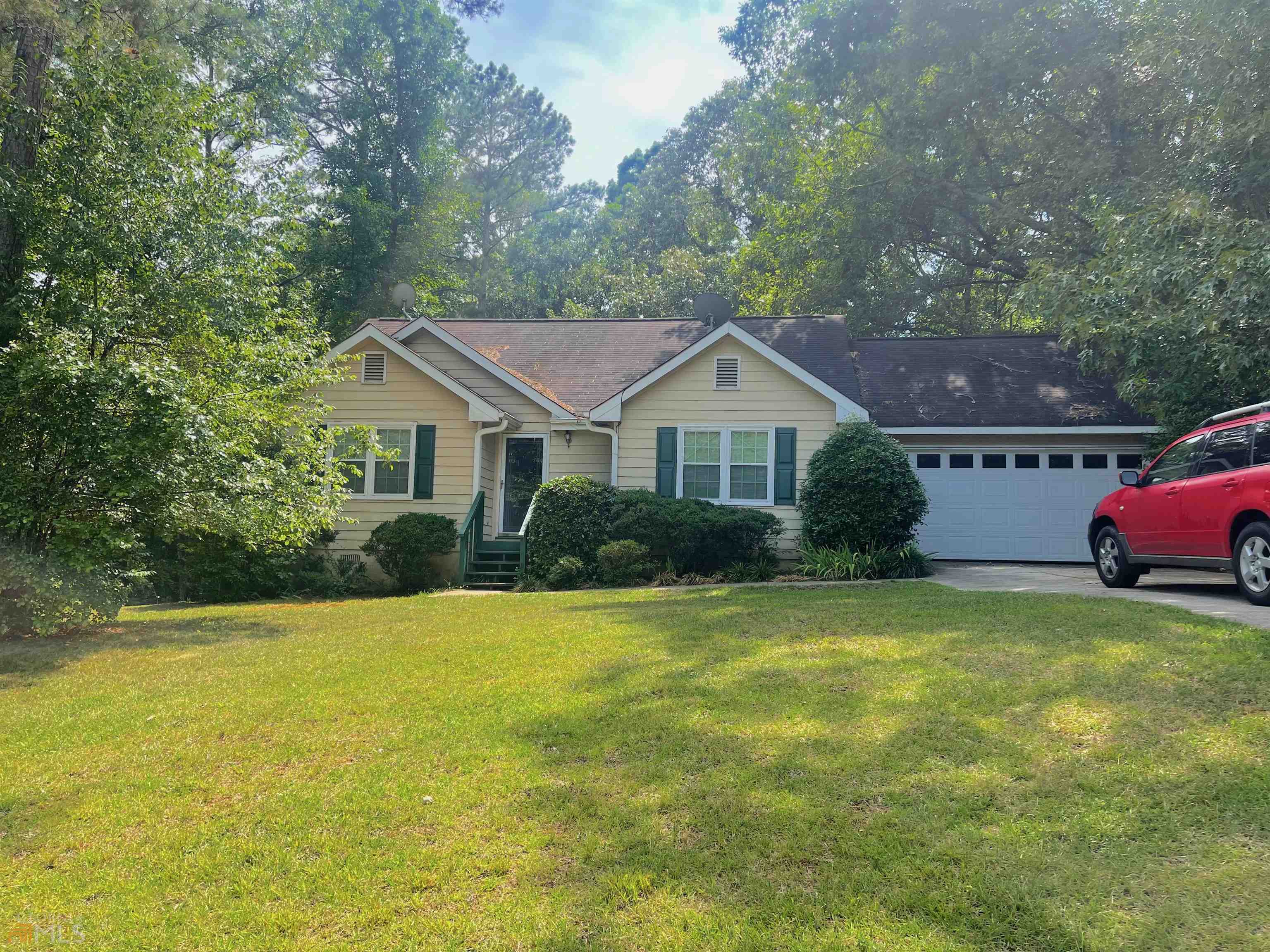 Adorable , cozy 3/2 ranch in a quiet neighborhood with no HOA. All the bedrooms are spacious and the floor plan is semi- open. This home has a new HVAC, fresh interior paint including the kitchen and bathroom cabinets and a new kitchen floor as well. The backyard has trees surrounding it to give privacy. Easy access to 316. Centrally located only 5 minutes from Auburns' Whistlestop shops, 15 minutes from Bethlehem exchange or 20 minutes to Mall of GA or downtown Winder.