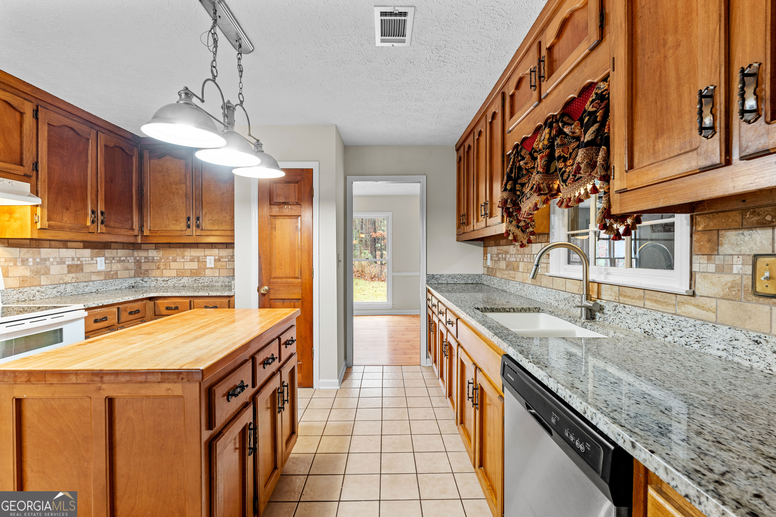 Fayetteville, Georgia 30215, United States, 3 Bedrooms Bedrooms, ,3 BathroomsBathrooms,Residential,Active,252132