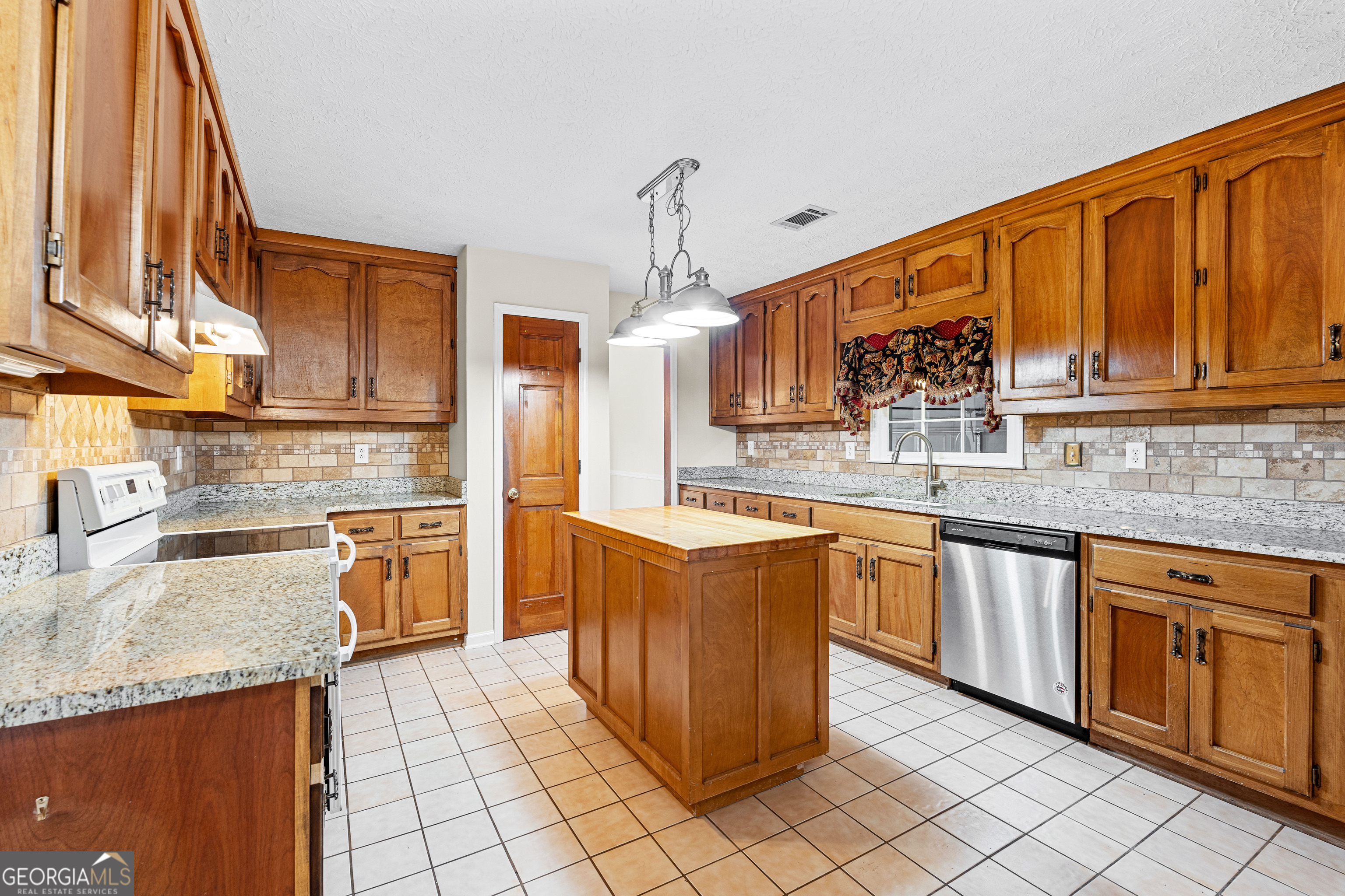 Fayetteville, Georgia 30215, United States, 3 Bedrooms Bedrooms, ,3 BathroomsBathrooms,Residential,Active,252132