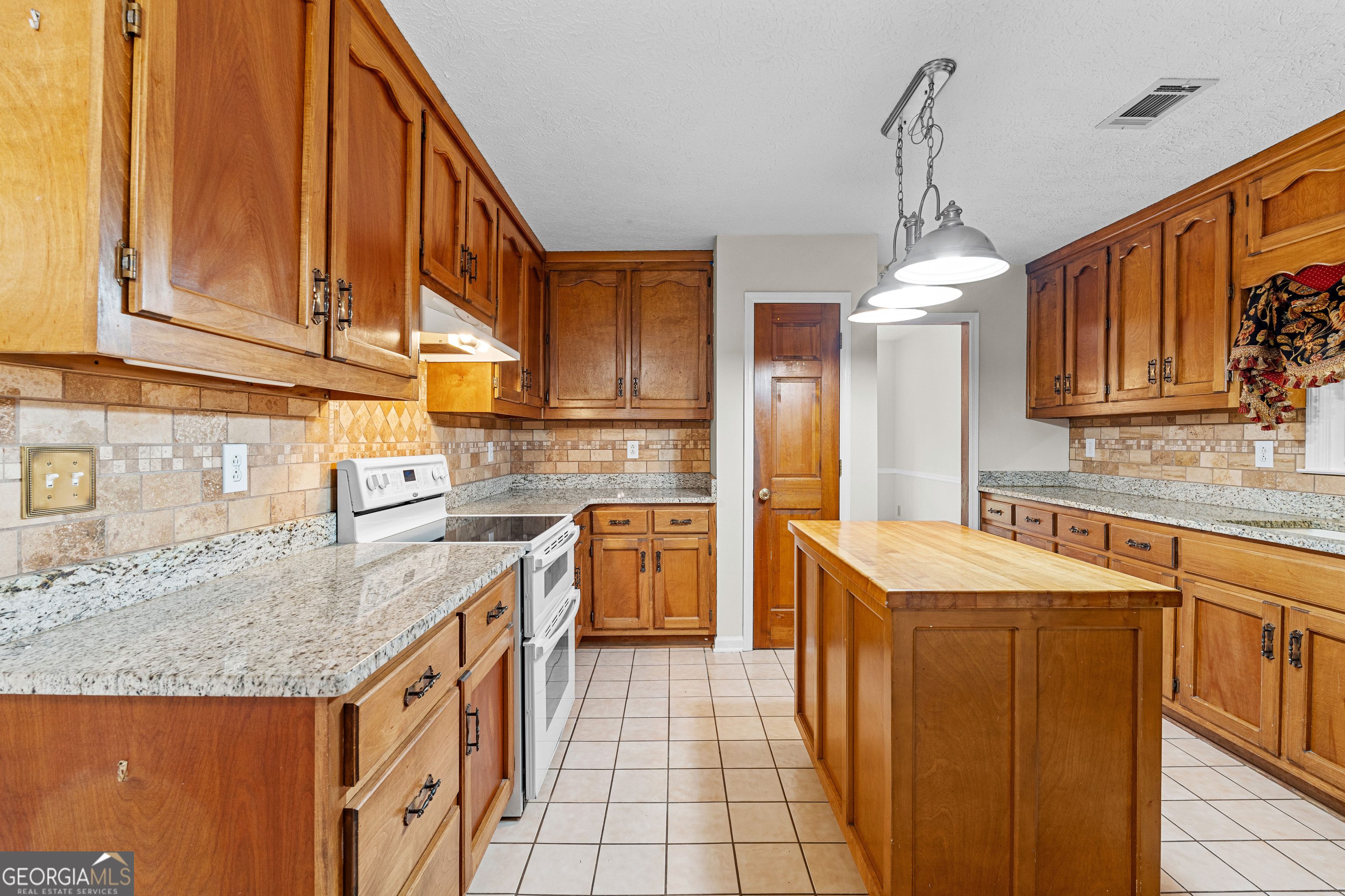 Fayetteville, Georgia 30215, United States, 3 Bedrooms Bedrooms, ,3 BathroomsBathrooms,Residential,Active,252132