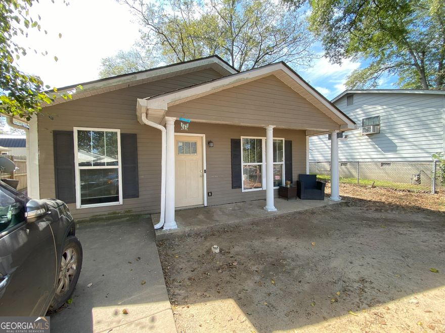 Ranch home with 3 bedrooms, 2 bathrooms. off street parking, open living / kitchen area and master on main level.  This home is located near shopping, restaurants and is only minutes from US-41, GA 16 and I-75. A great opportunity. Must see this as-is property.