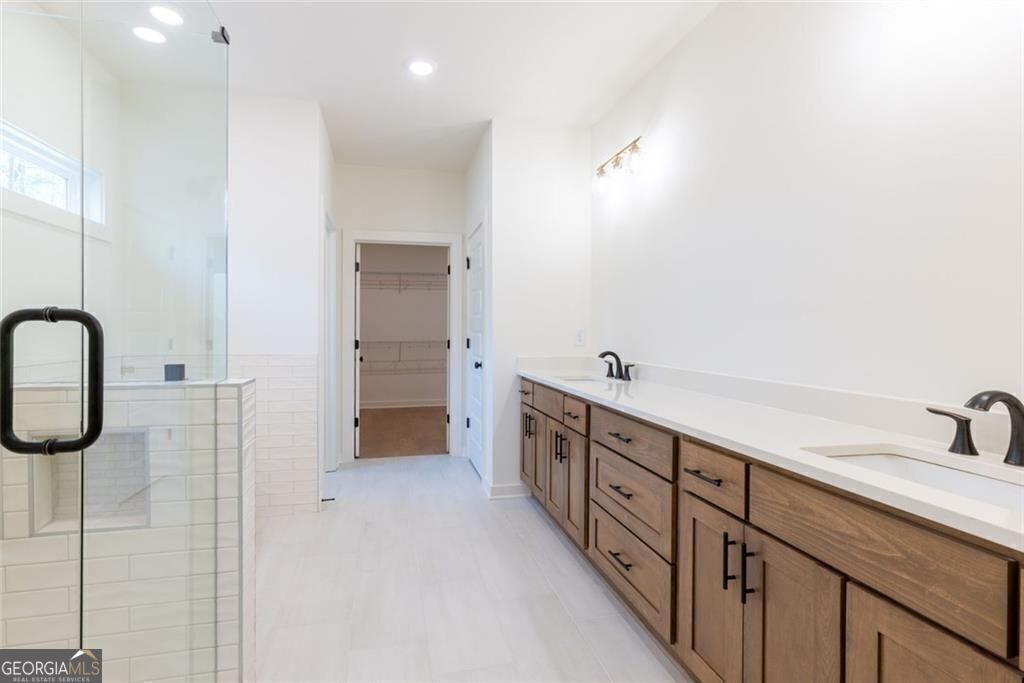 Gainesville, Georgia 30506, United States, 5 Bedrooms Bedrooms, ,5 BathroomsBathrooms,Residential,Active,233018