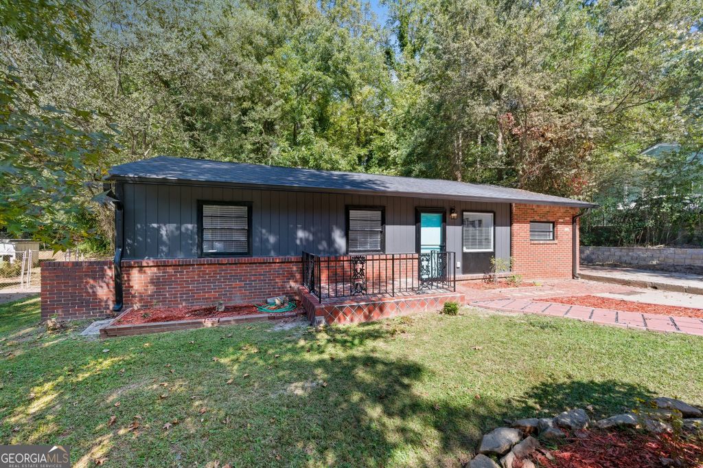 Photo of 2541 Santa Barbara Drive NW, Atlanta, GA 30318 (MLS # 10671520)