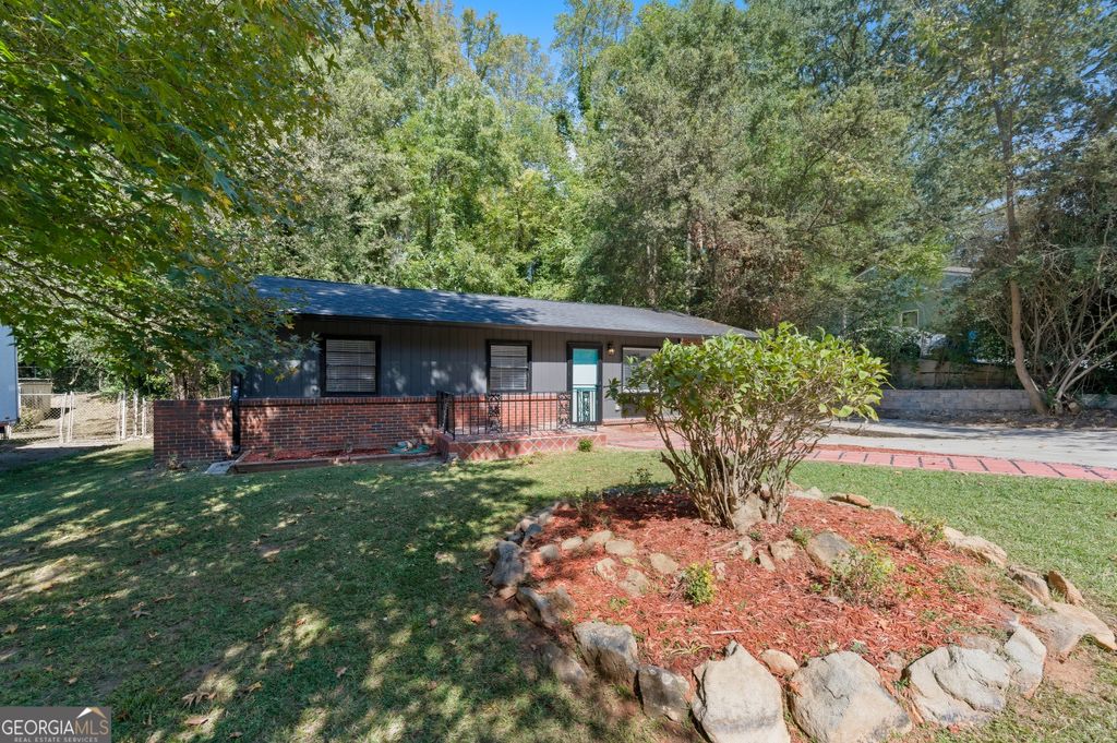 Photo of 2541 Santa Barbara Drive NW, Atlanta, GA 30318 (MLS # 10671520)